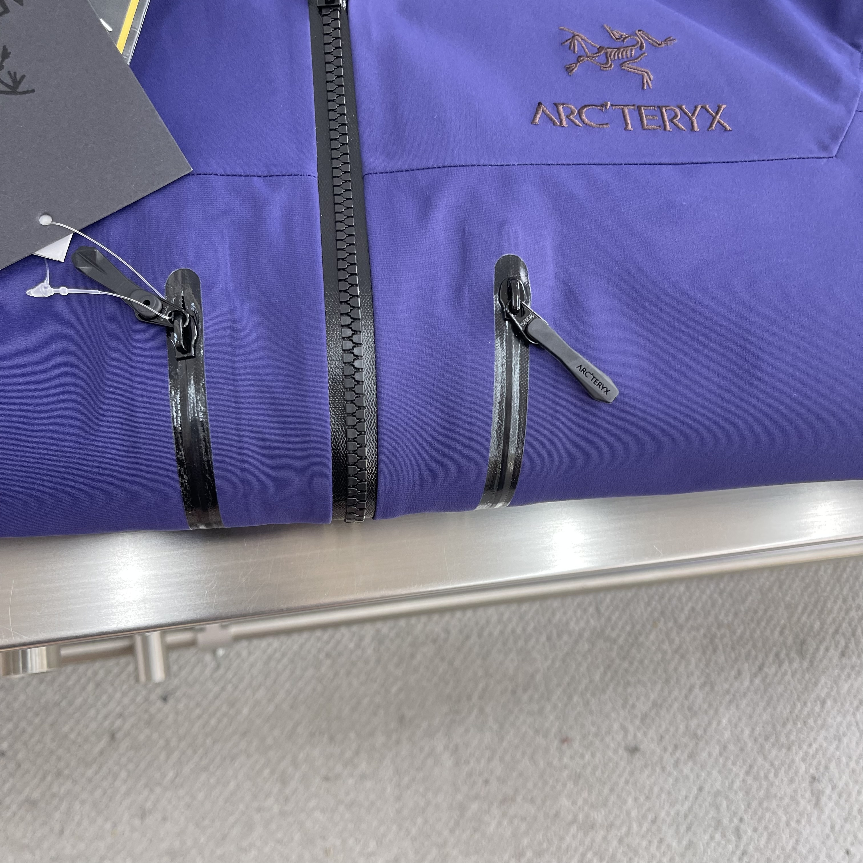 Куртка унисекс в стиле Arc'teryx Alpha SV с капюшоном фиолетового цвета