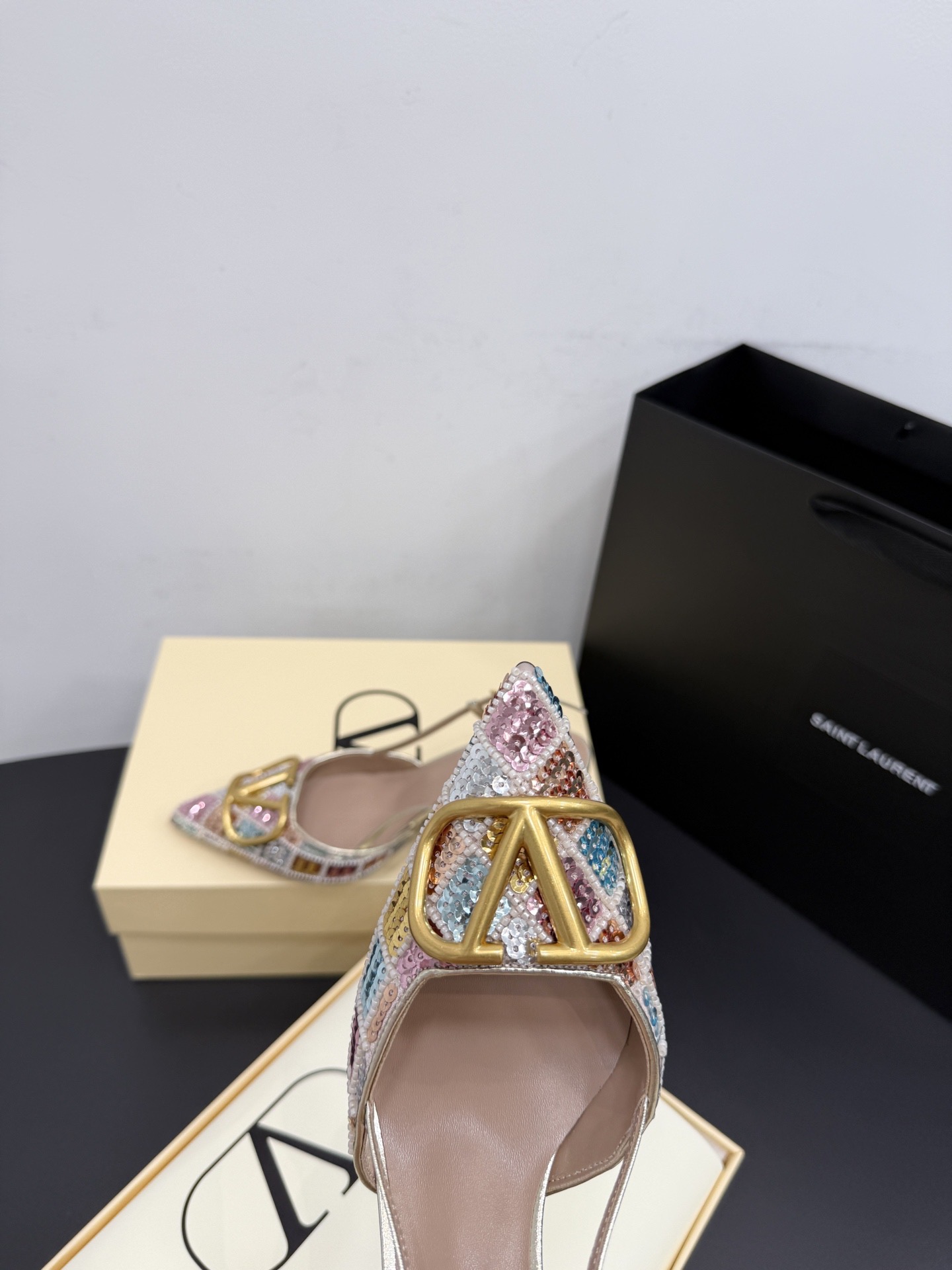 Туфли женские в стиле Valentino VLogo из текстиля с декором из камней и натуральной кожи бежевого цвета