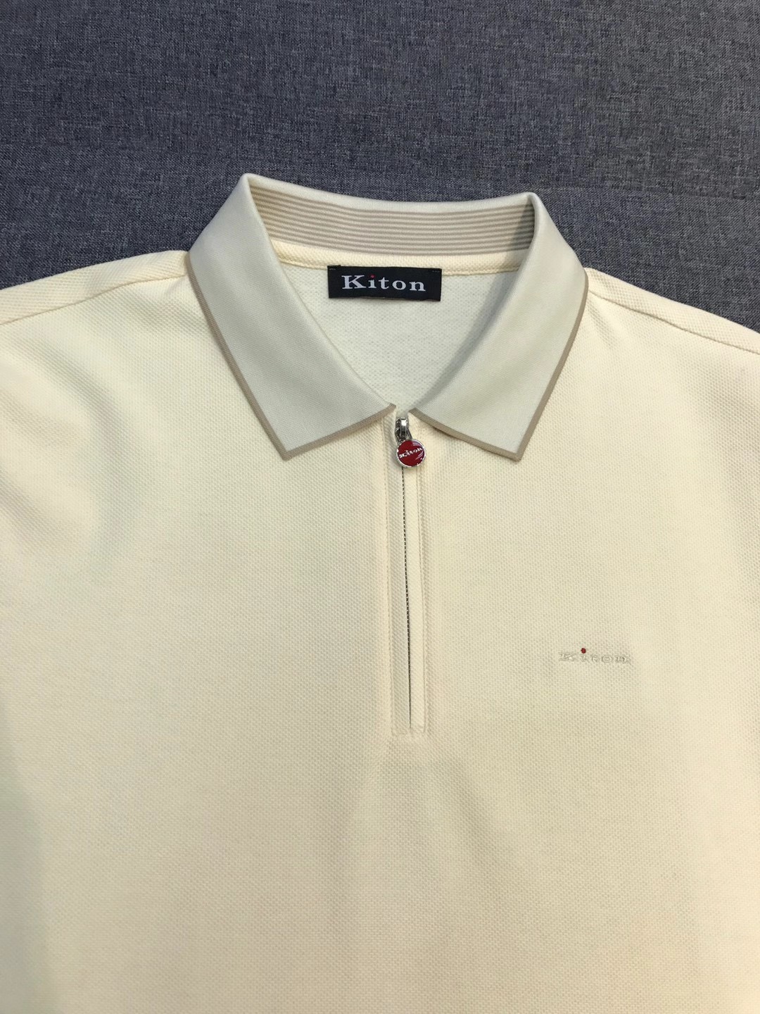 Поло мужское в стиле Kiton молочного цвета с коротким рукавом
