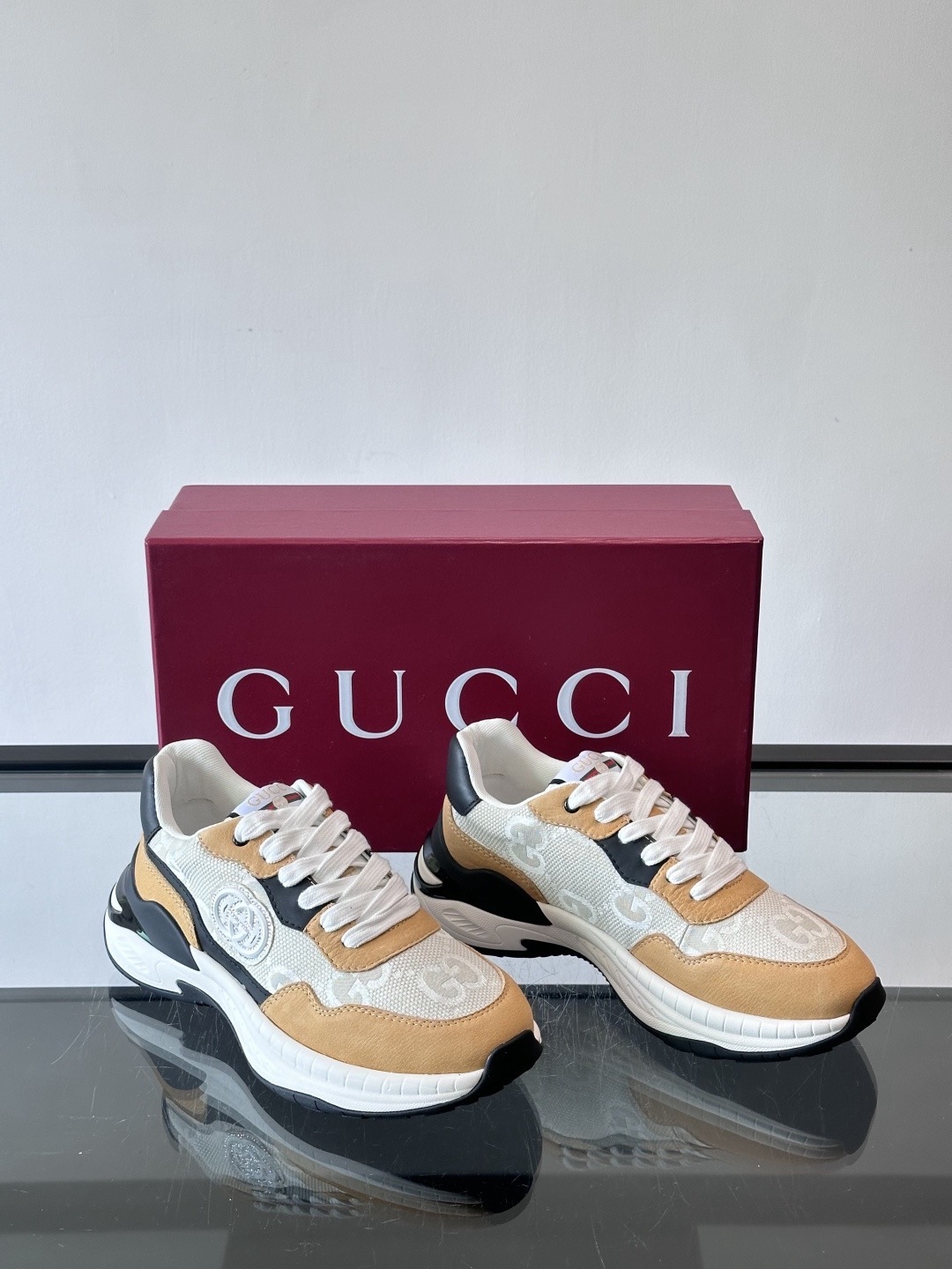 Кроссовки мужские в стиле Gucci бежево-песочного цвета с чёрными и белыми вставками