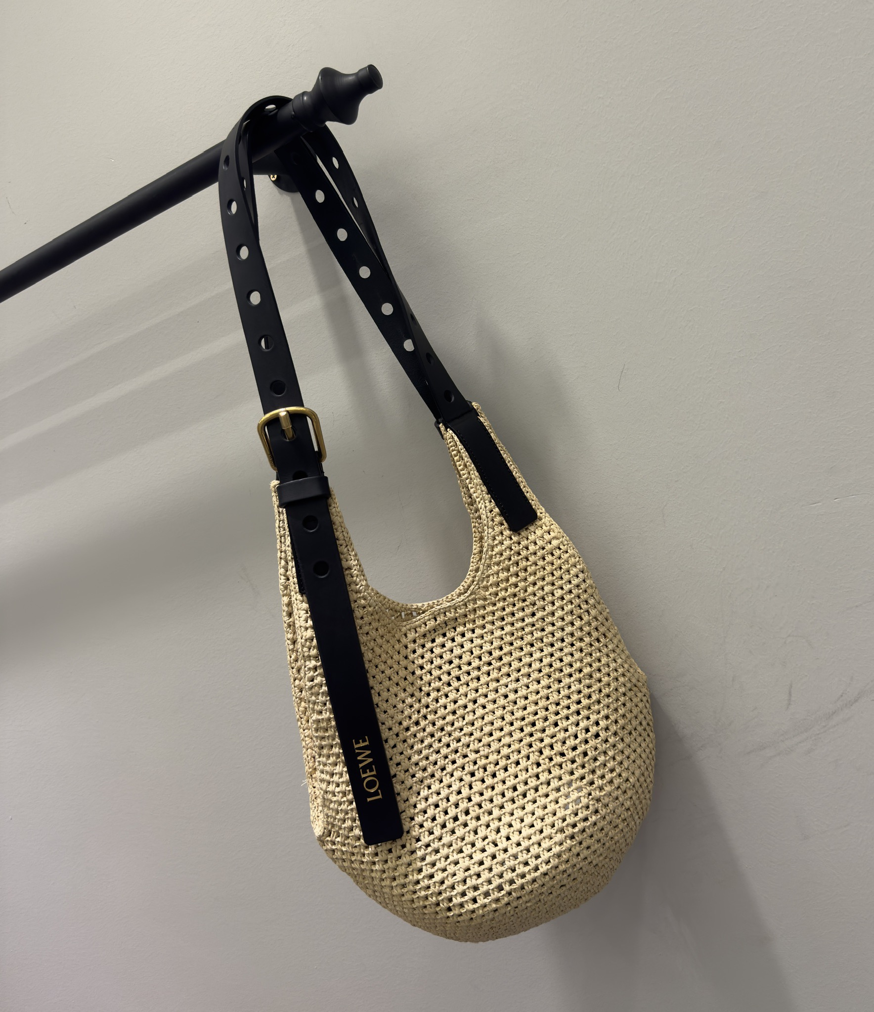 Сумка женская в стиле Loewe  с кожаным ремнём бежевого цвета