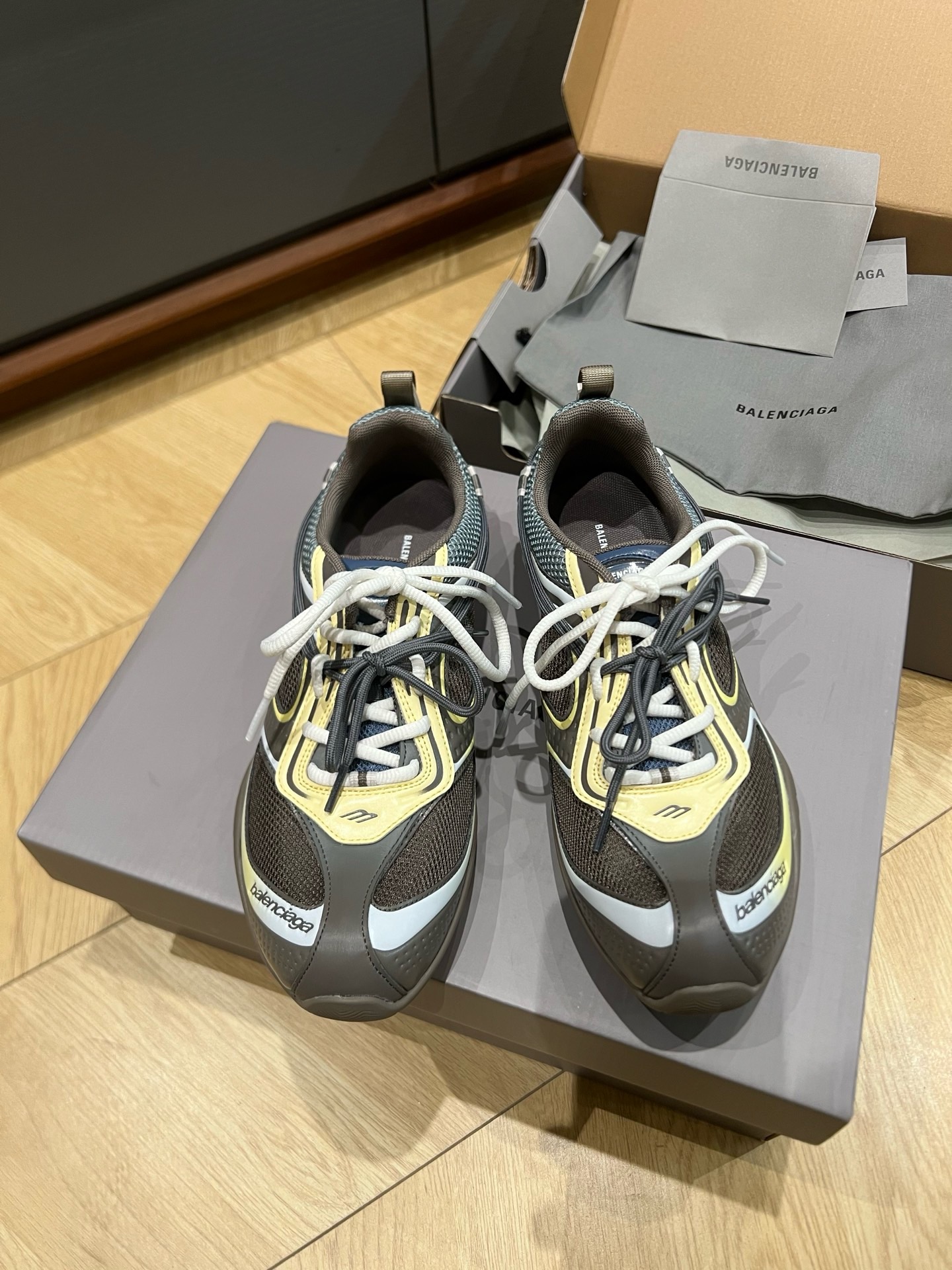 Кроссовки Balenciaga Radar Gradient Lines коричневого цвета с синими, жёлтыми и серыми вставками