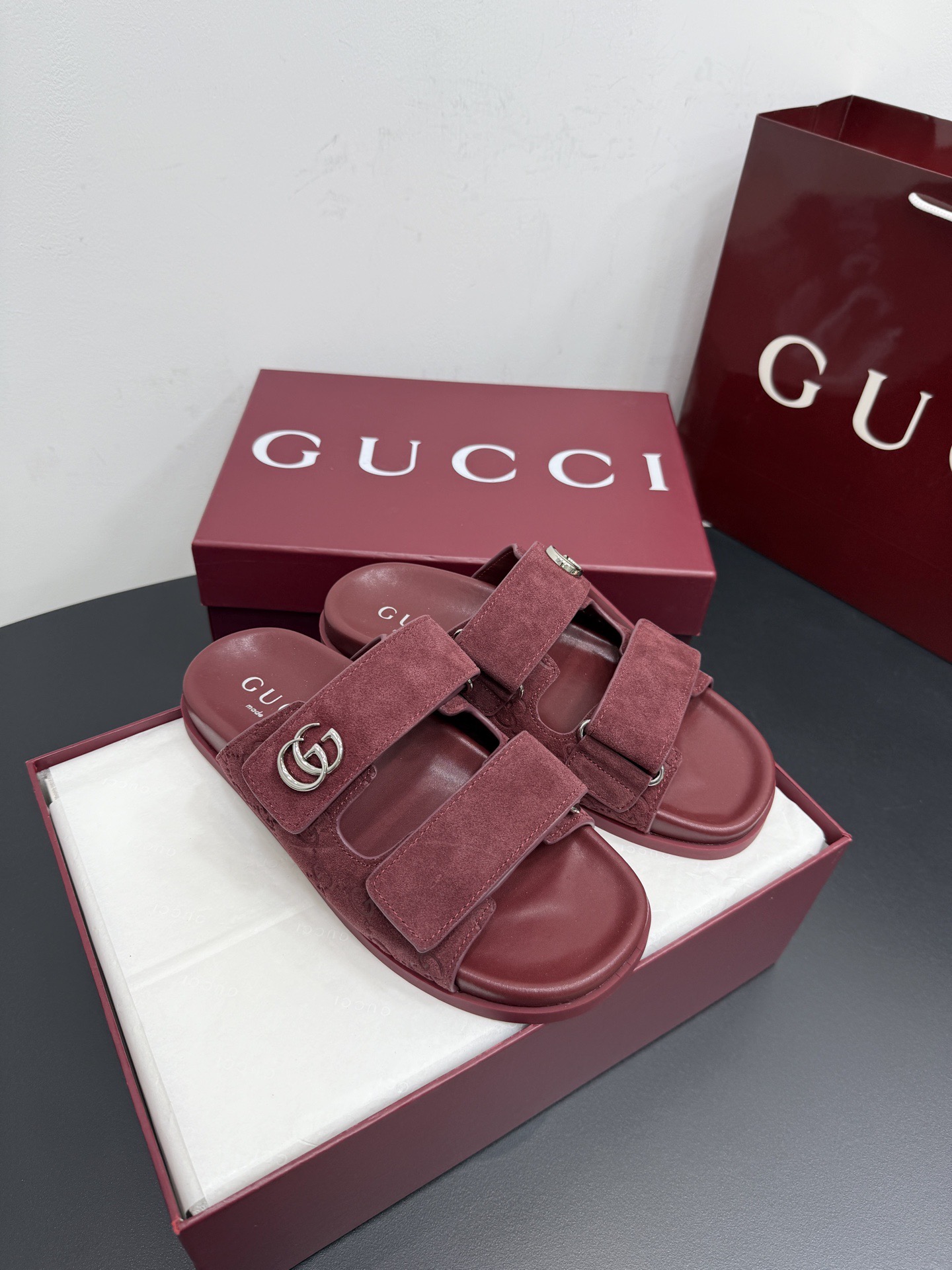 Сандалии женские в стиле Gucci GG бордового цвета