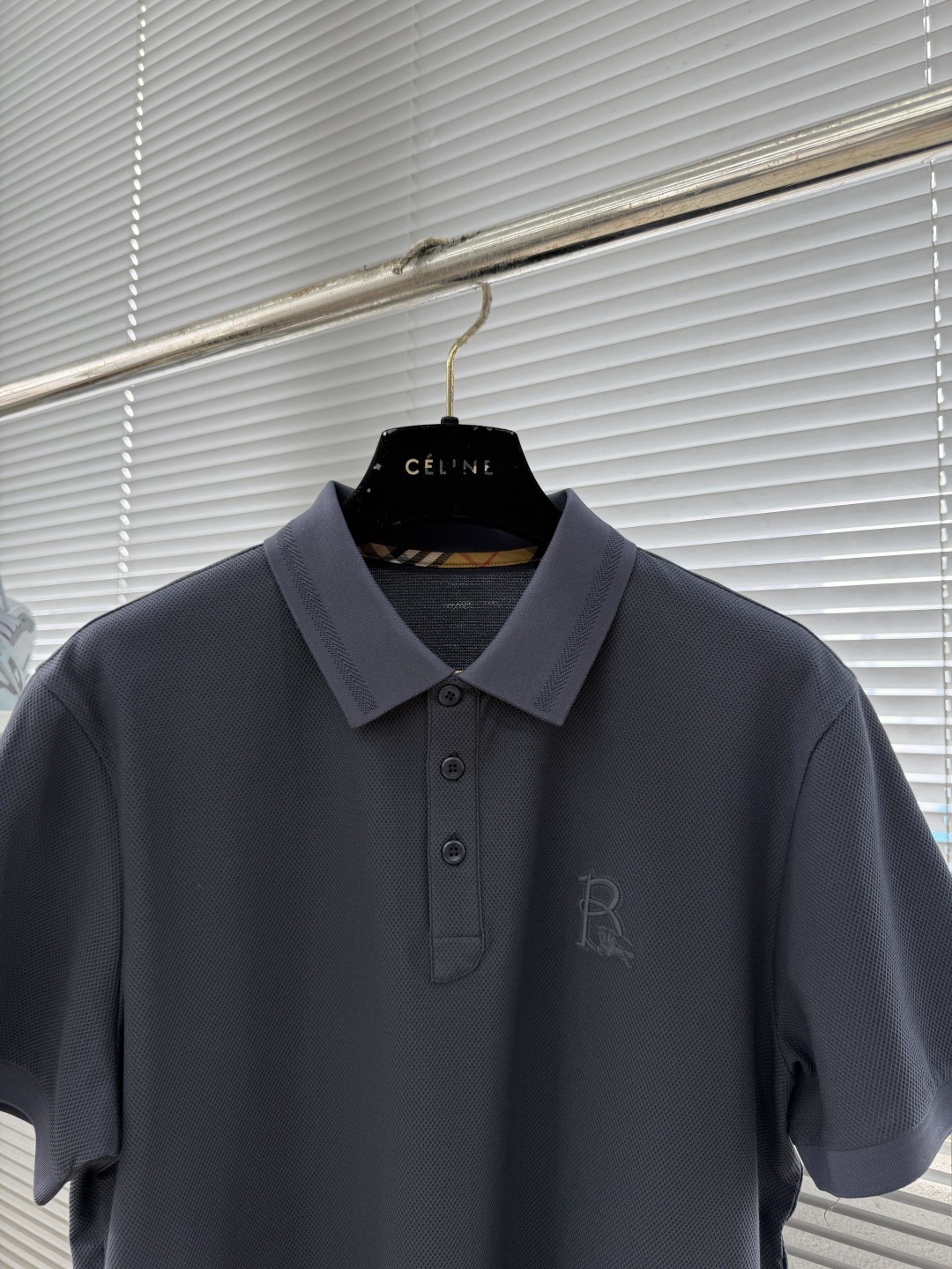 Поло мужское в стиле Burberry с фирменной отделкой воротника серо-синего цвета