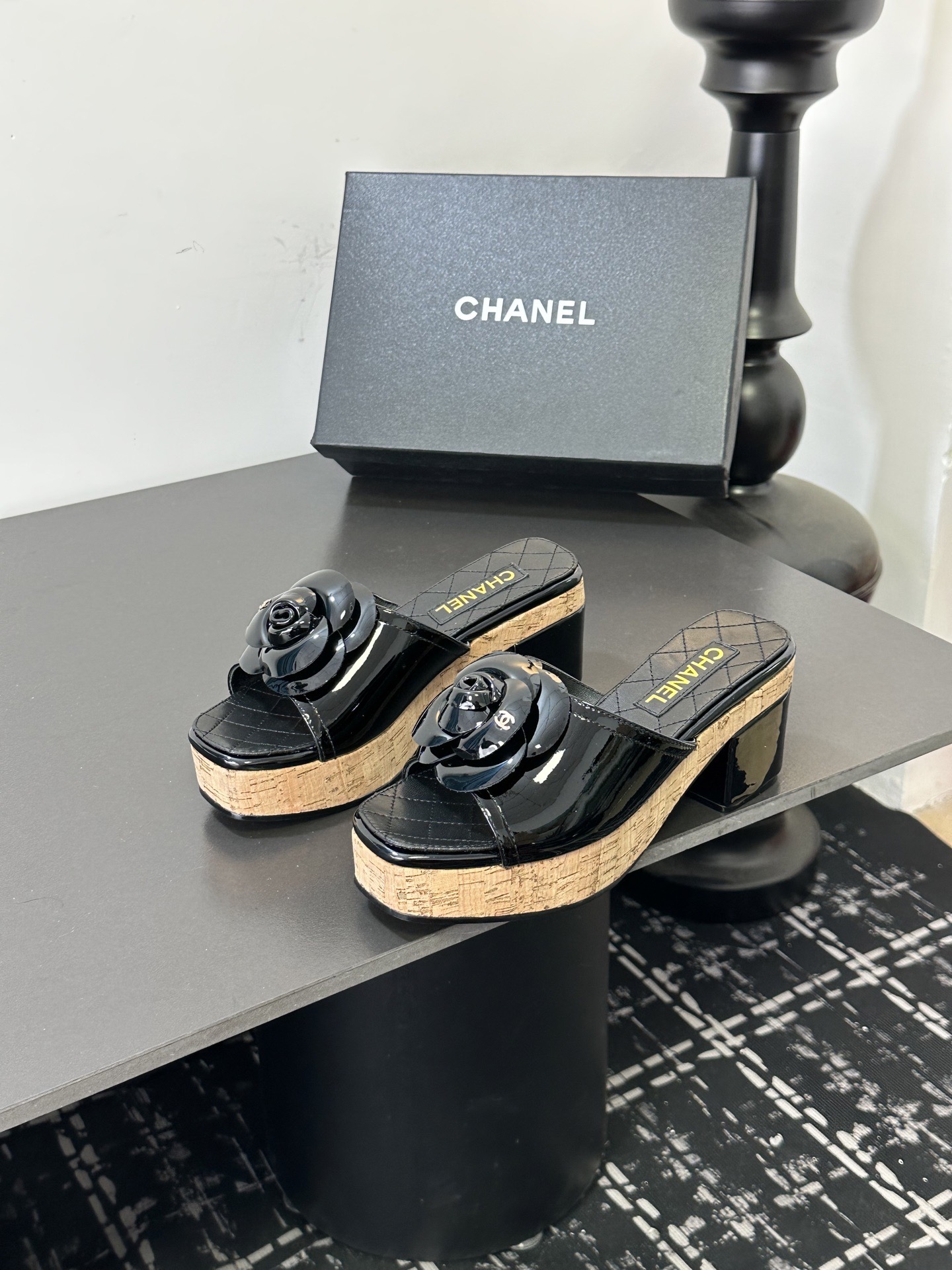 Мюли женские в стиле Chanel с цветком камелии из натуральной кожи чёрного цвета