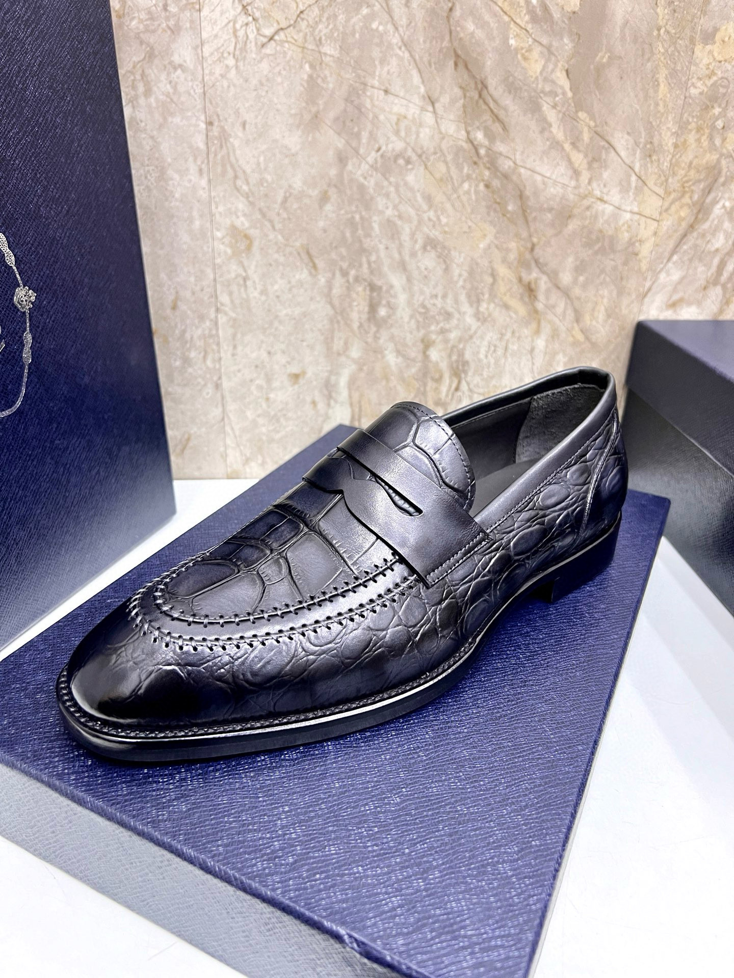 Лоферы мужские  Prada из натуральной кожи чёрного цвета с тиснением