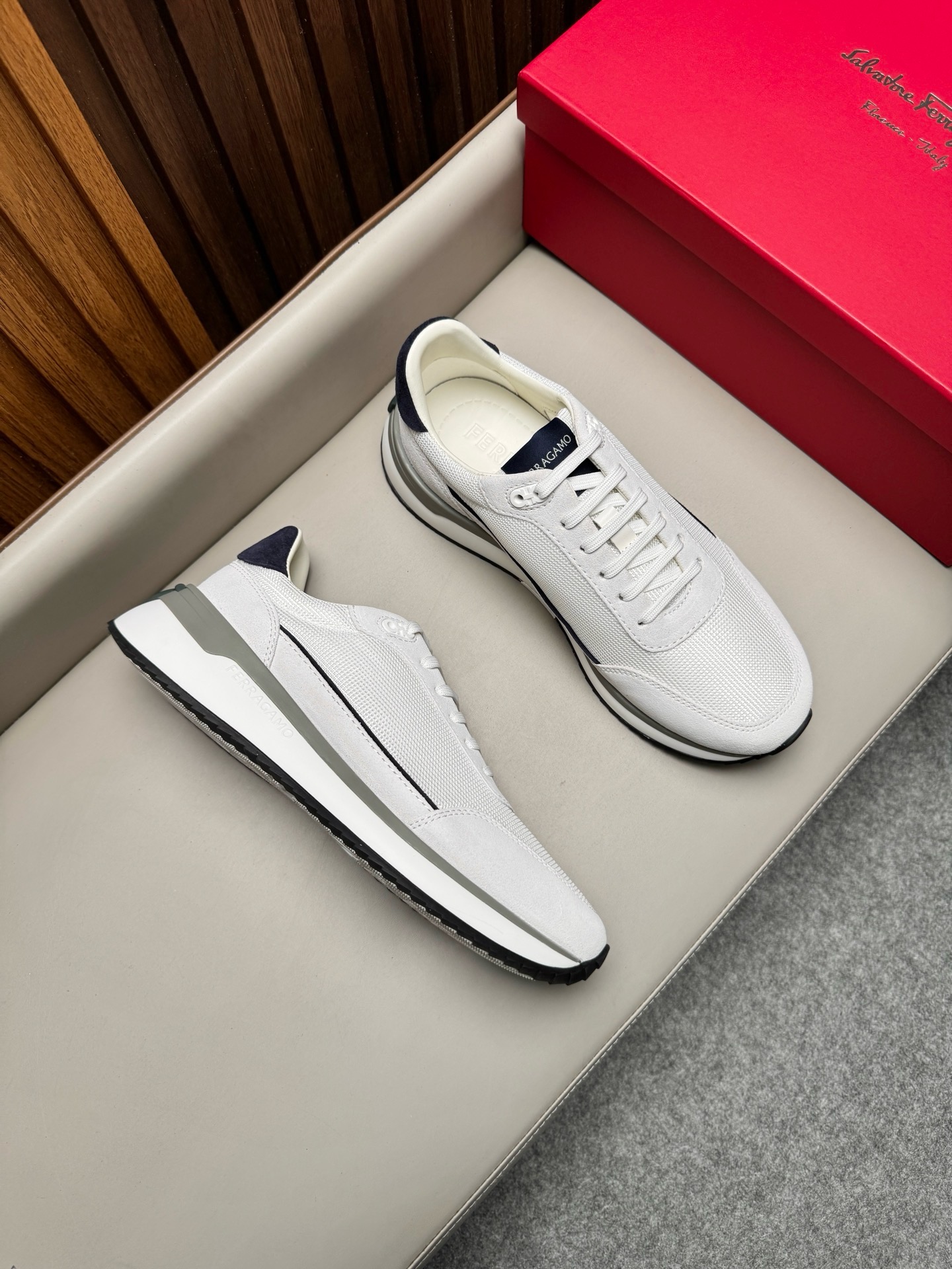 Кроссовки мужские в стиле Salvatore Ferragamo Low Cut Sneaker белого цвета