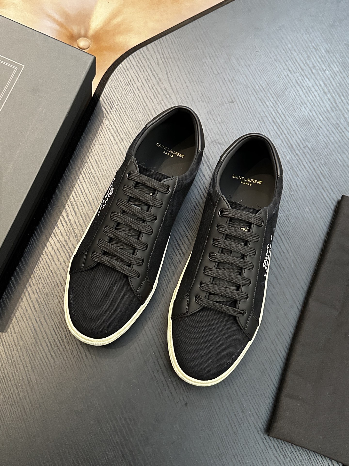 Кроссовки мужские в стиле Saint Laurent SL/61 из натуральной кожи и текстиля чёрного цвета со светлой подошвой