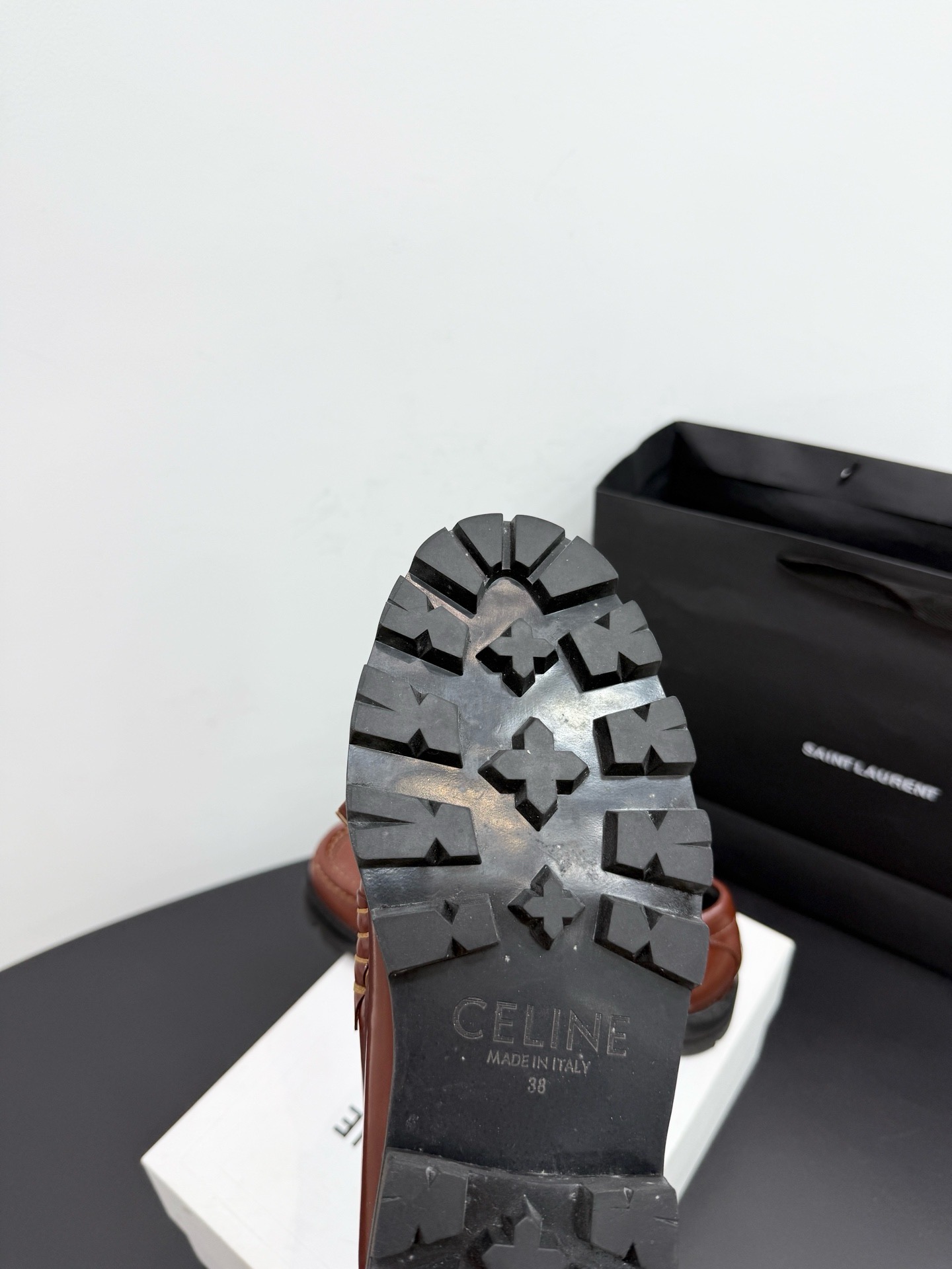 Лоферы женские в стиле Celine Triomphe из натуральной кожи коричневого цвета