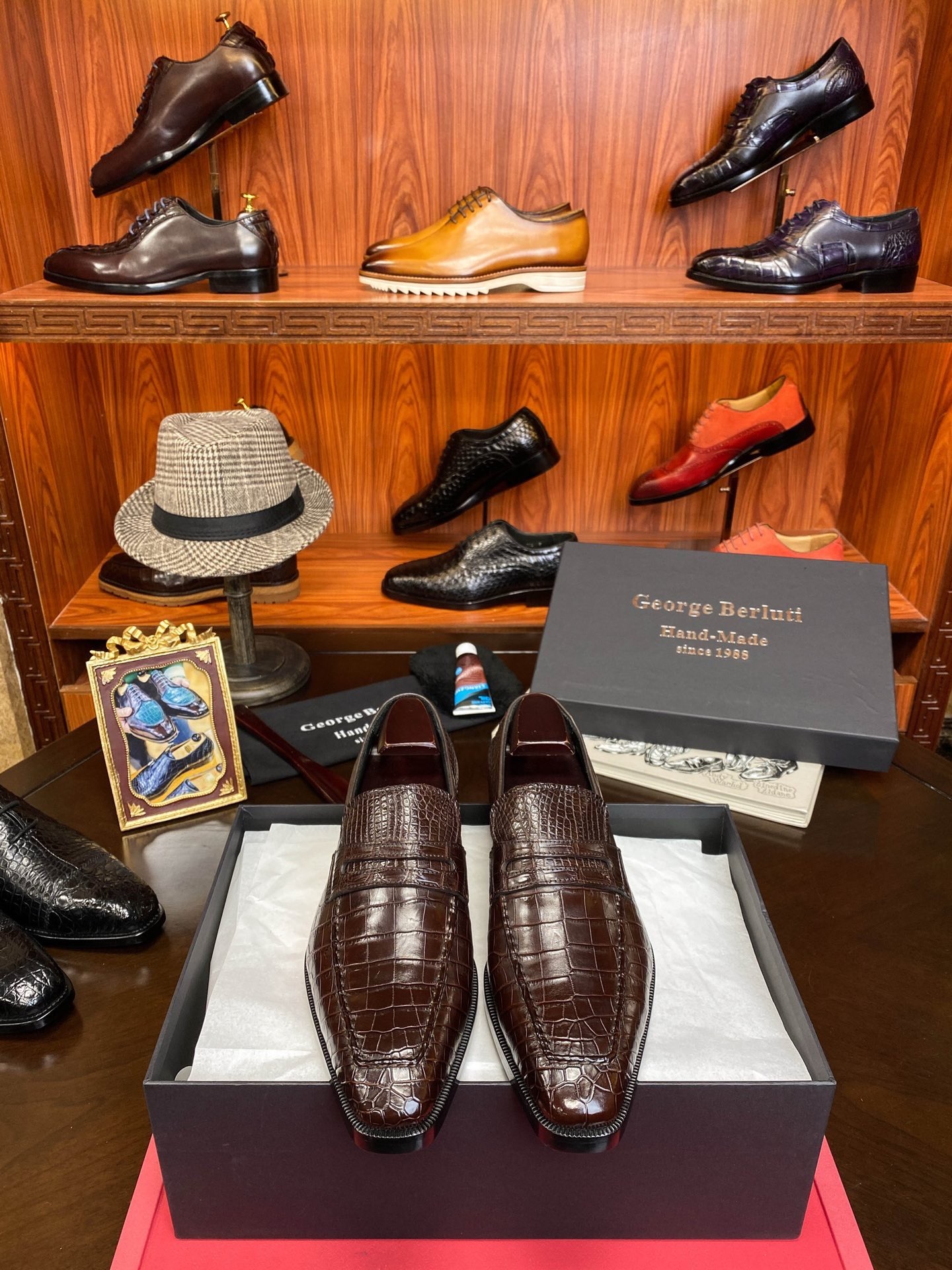 Лоферы мужские в стиле Berluti из цельной кожи крокодила коричневого цвета