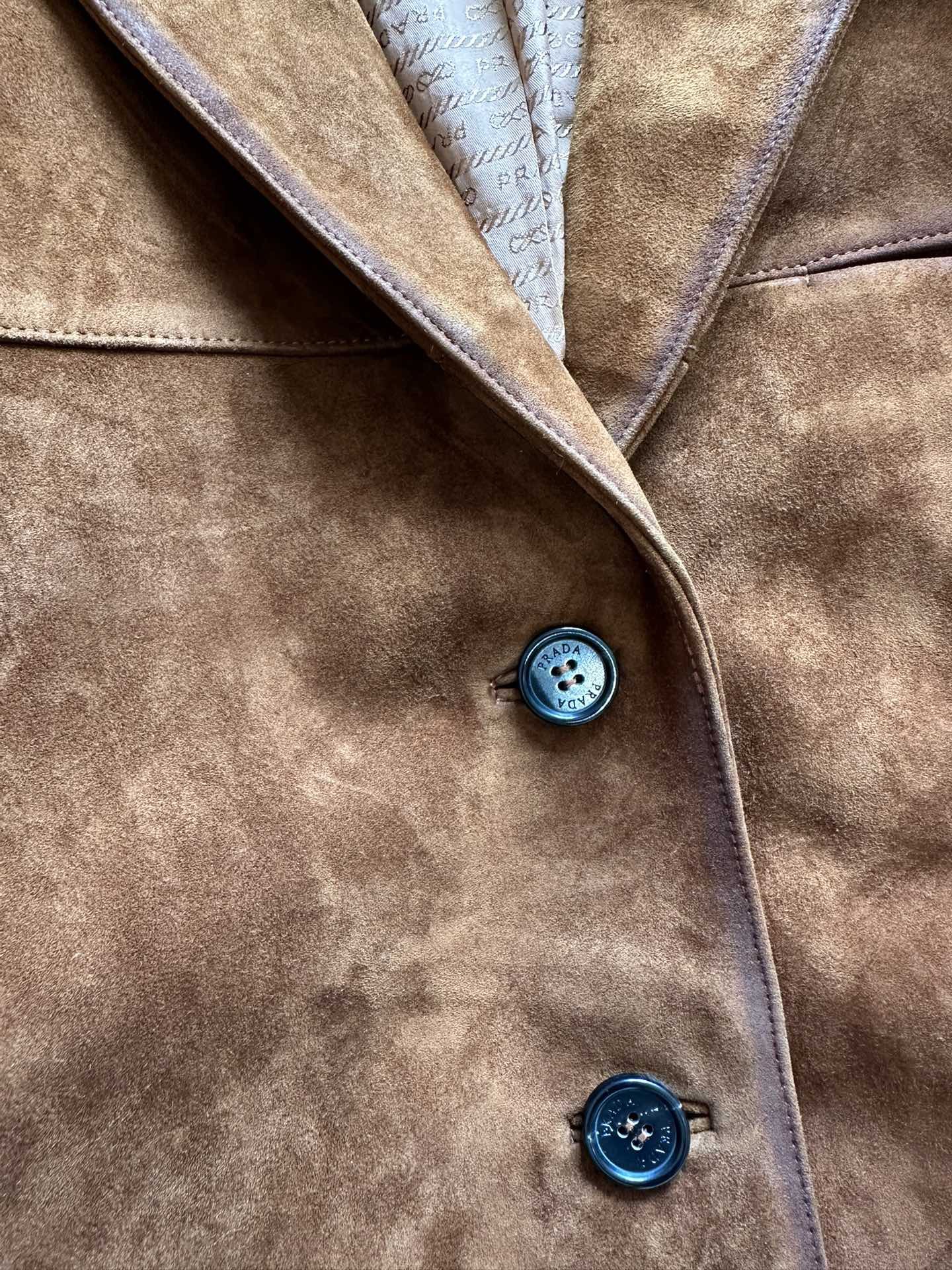 Куртка женская в стиле Prada из натуральной замши коричневого цвета с классическим кроем