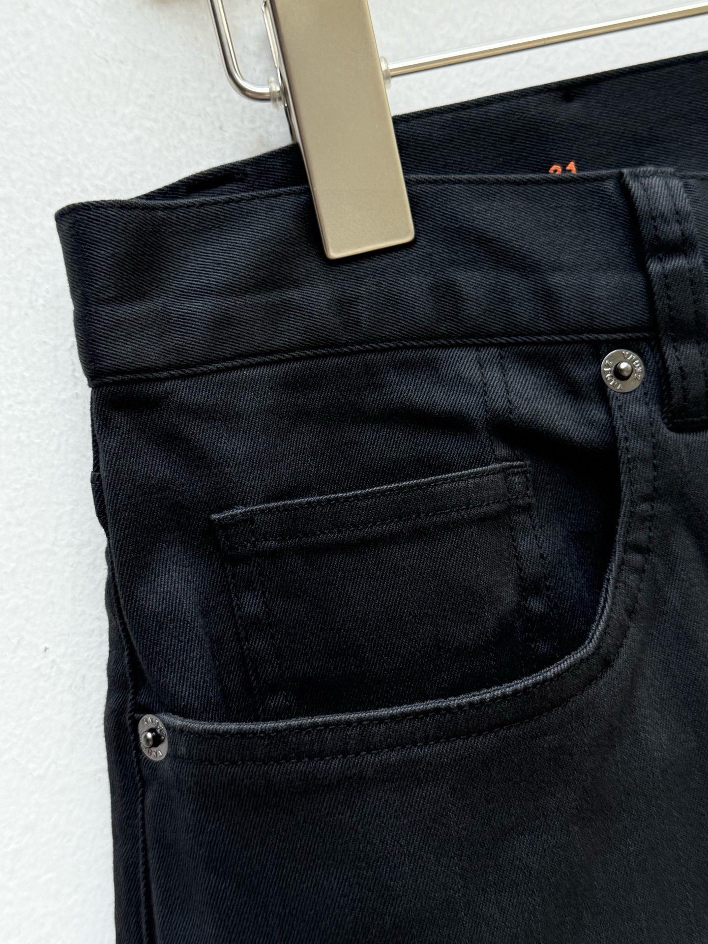 Джинсы мужские в стиле Zegna  чёрного цвета с кожаным патчем