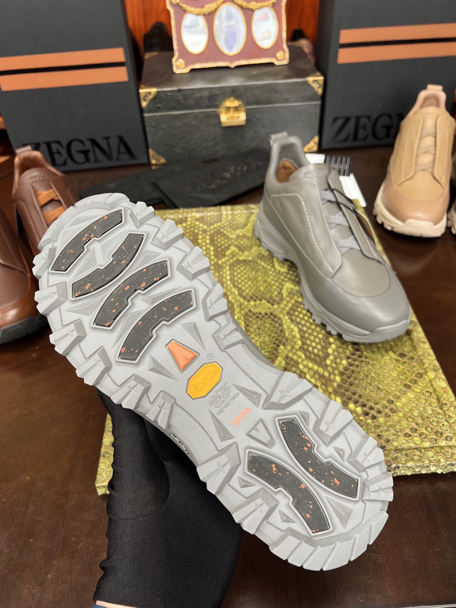 Кроссовки мужские в стиле Zegna Triple Stitch из натуральной кожи серого цвета