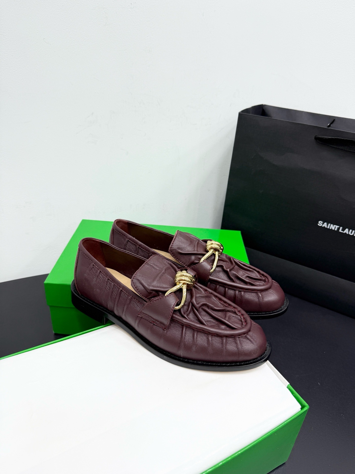 Лоферы женские Bottega Veneta Astaire с металлическим декором бордового цвета