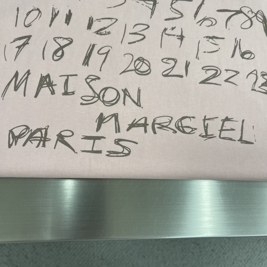 Футболка мужская в стиле Maison Margiela oversize розового цвета с принтом