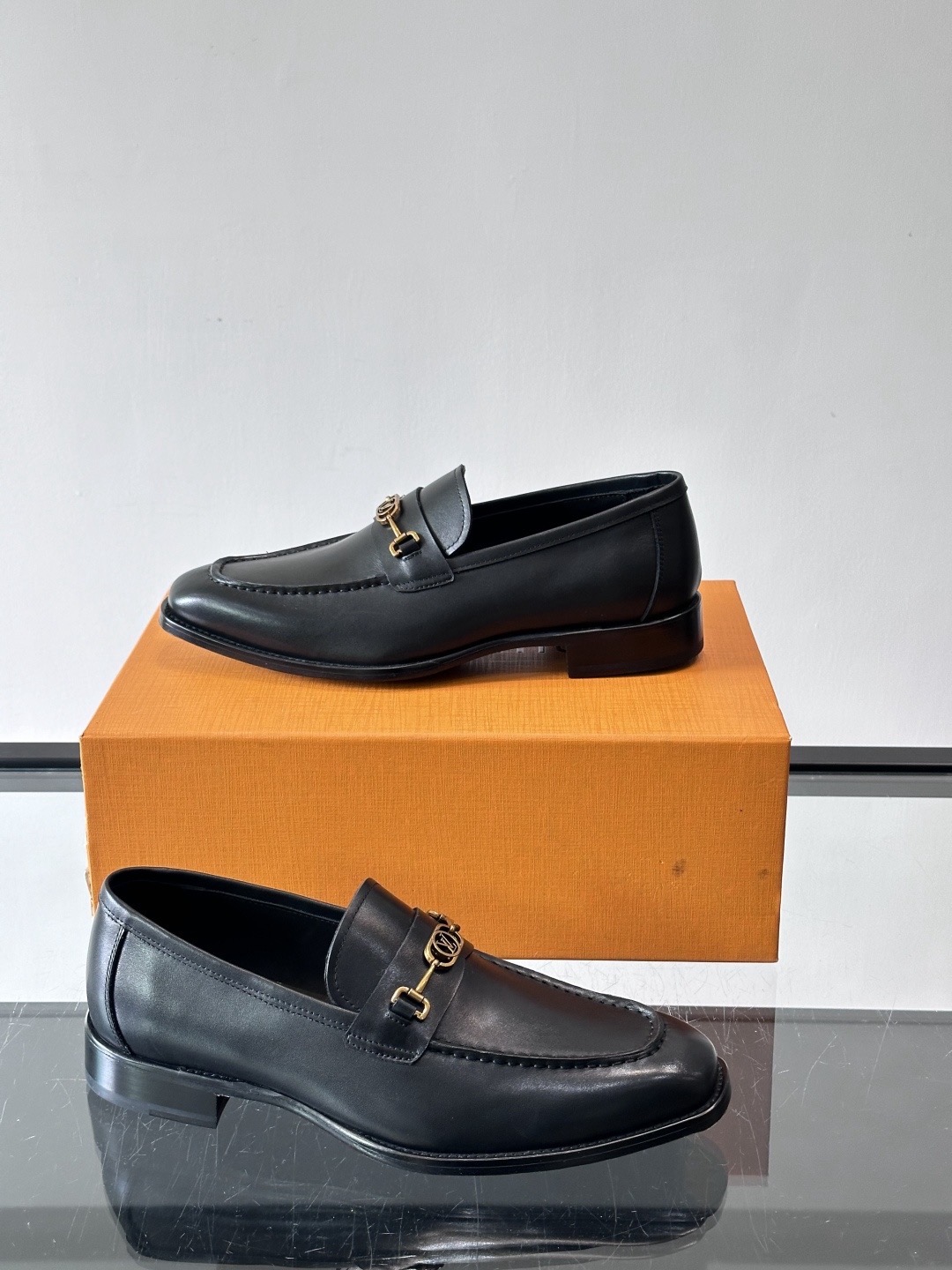 Туфли мужские в стиле Louis Vuitton чёрного цвета с металлической цепочкой