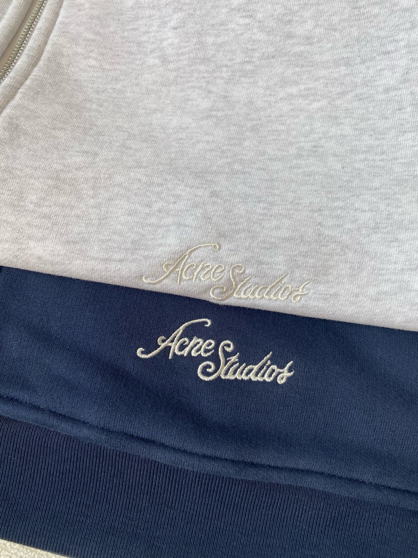 Свитшот женский на молнии в стиле Acne Studios с вышивкой 10 000 стежков из хлопка в тёмно-синем/сером цвете