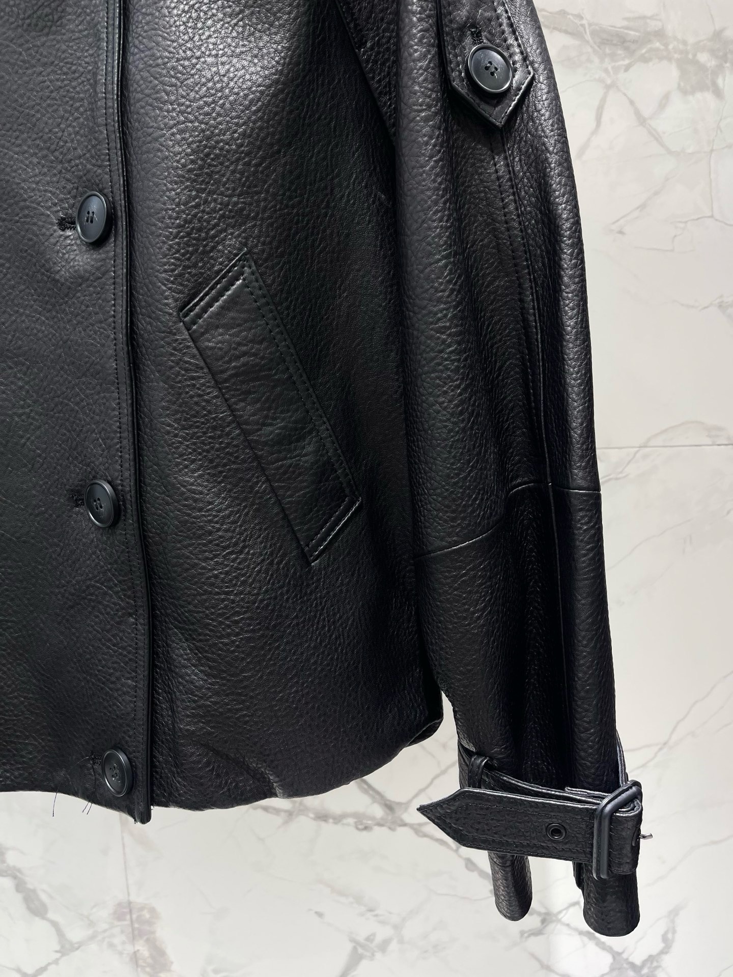 Тренч укороченный женский Acne Studios Cropped Leather Trench Coat чёрного цвета