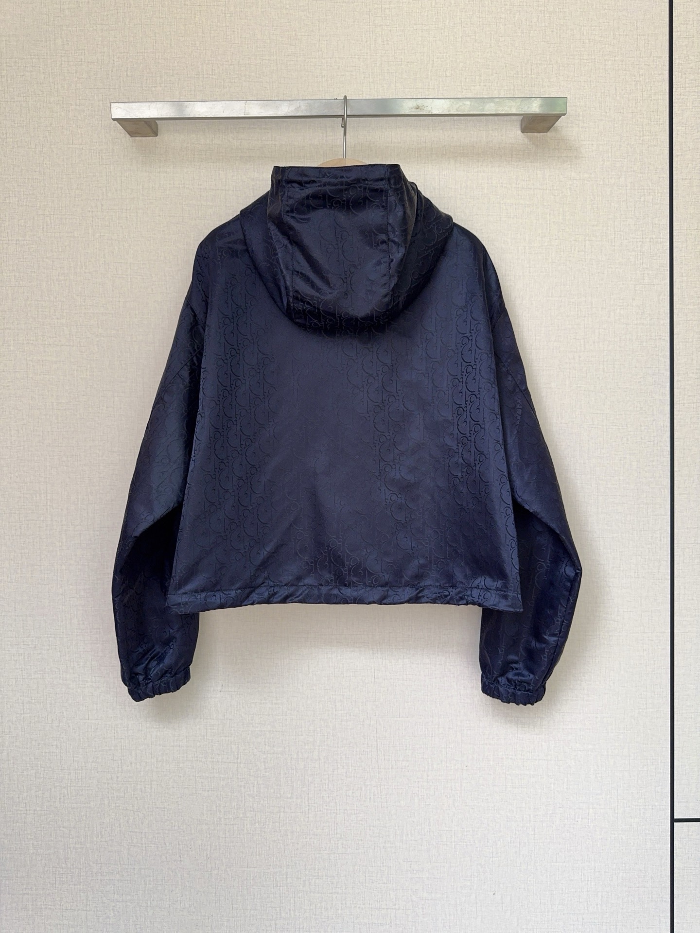 Куртка женская укороченная с капюшоном в стиле Dior из жаккардовой ткани