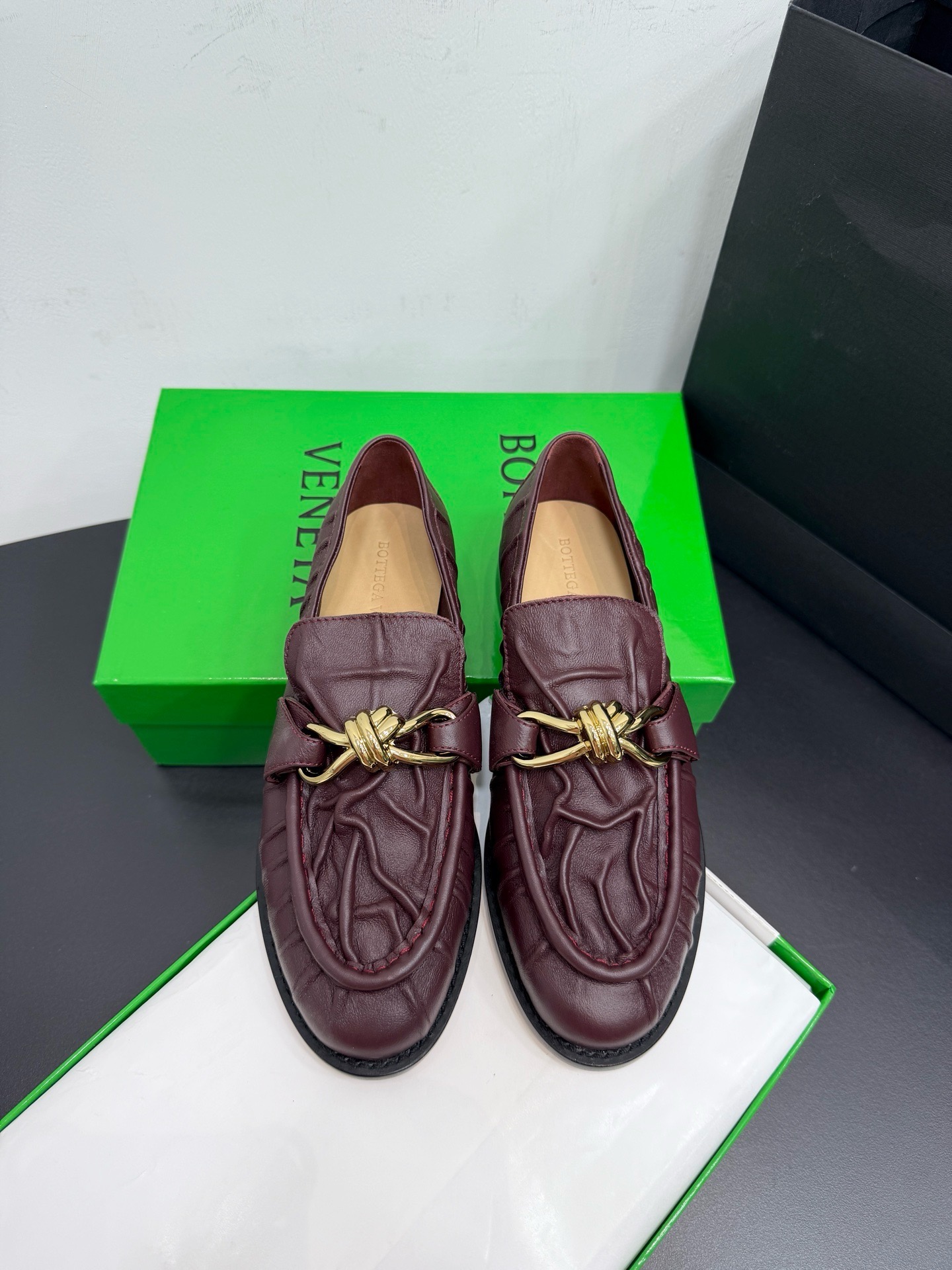 Лоферы женские Bottega Veneta Astaire с металлическим декором бордового цвета