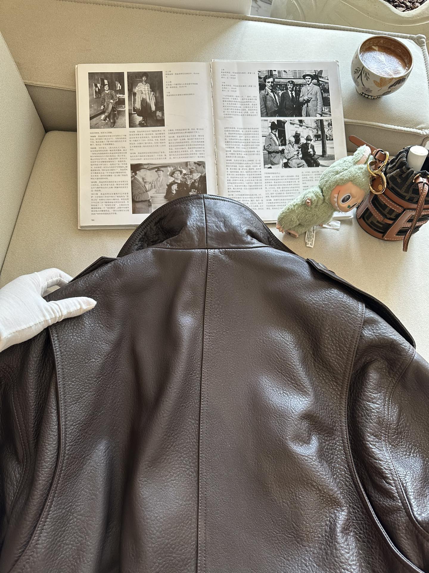 Куртка женская в стиле Alaïa из натуральной кожи тёмно-коричневого цвета укороченная с акцентным поясом