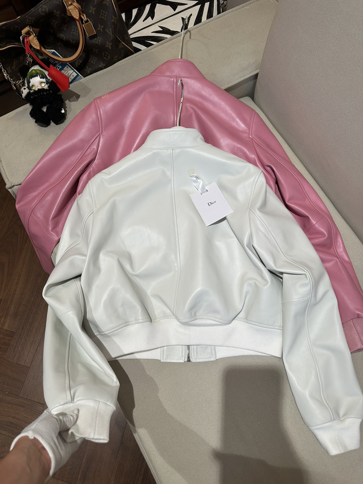 Куртка женская в стиле Dior из натуральной кожи молочного цвета укороченная с воротником-стойкой