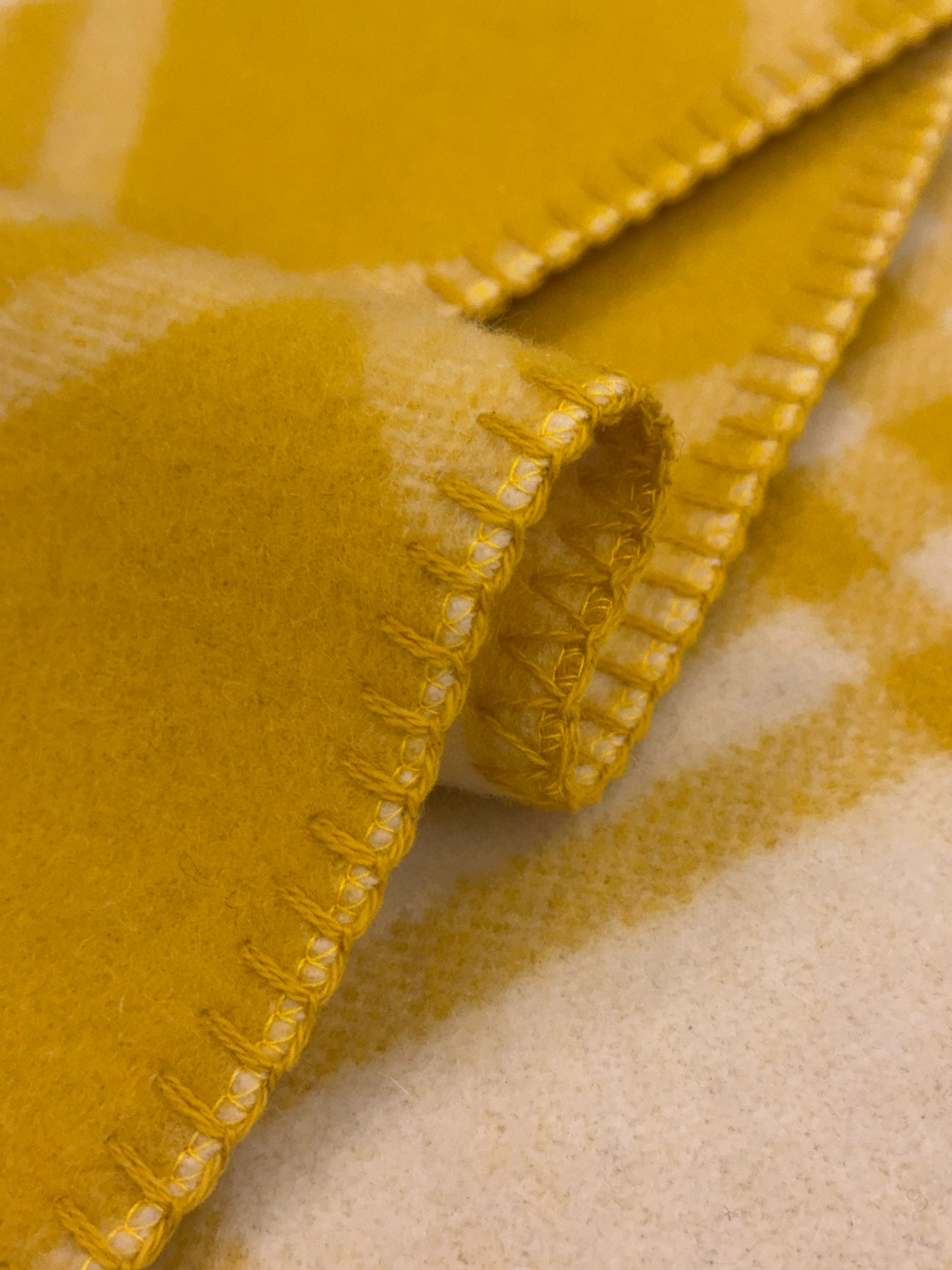 Шарф унисекс в стиле Burberry двусторонний из мягкой шерсти с диагональной клеткой жёлтого  цвета