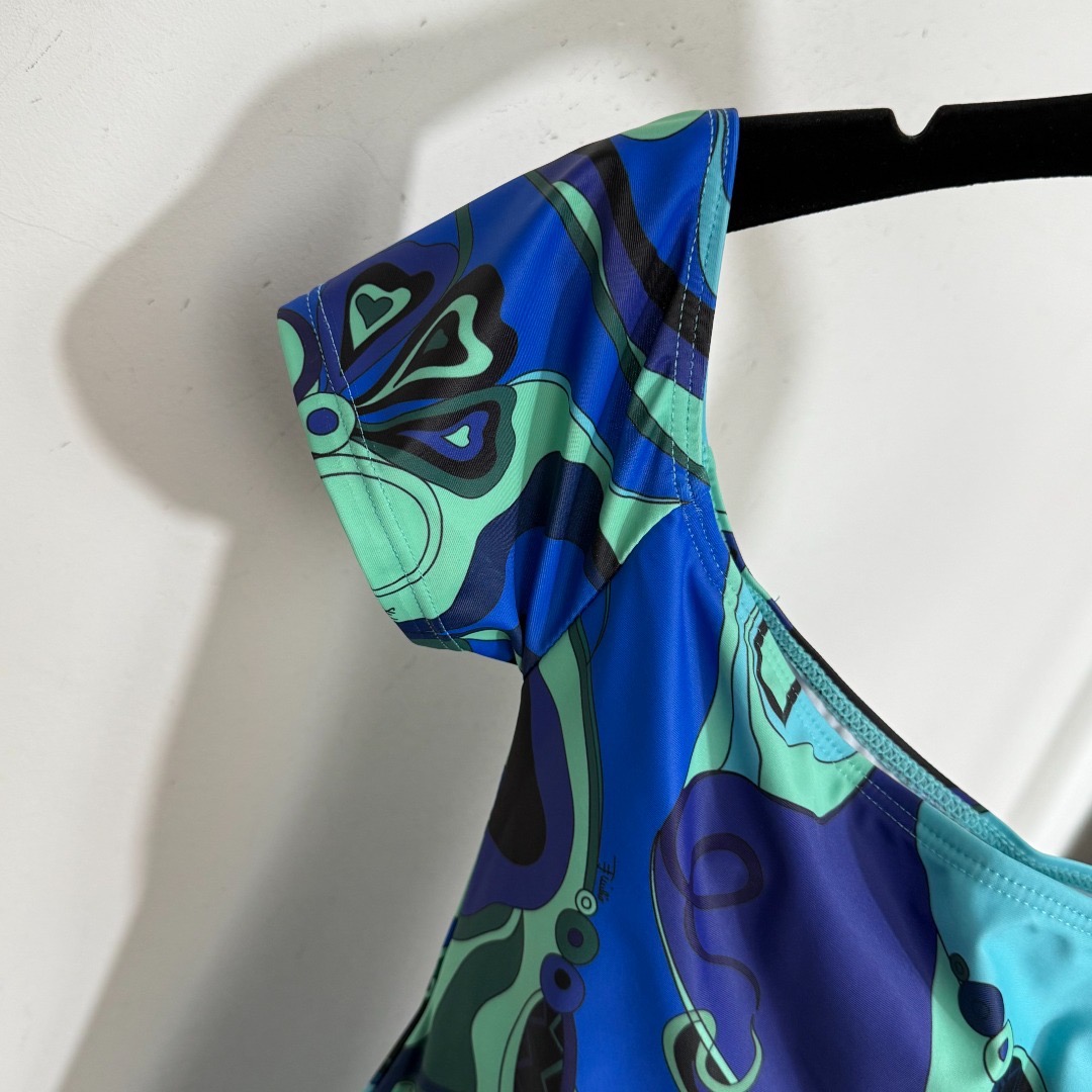 Купальник женский в стиле Emilio Pucci слитный синего цвета с принтом с коротким рукавом и шортами