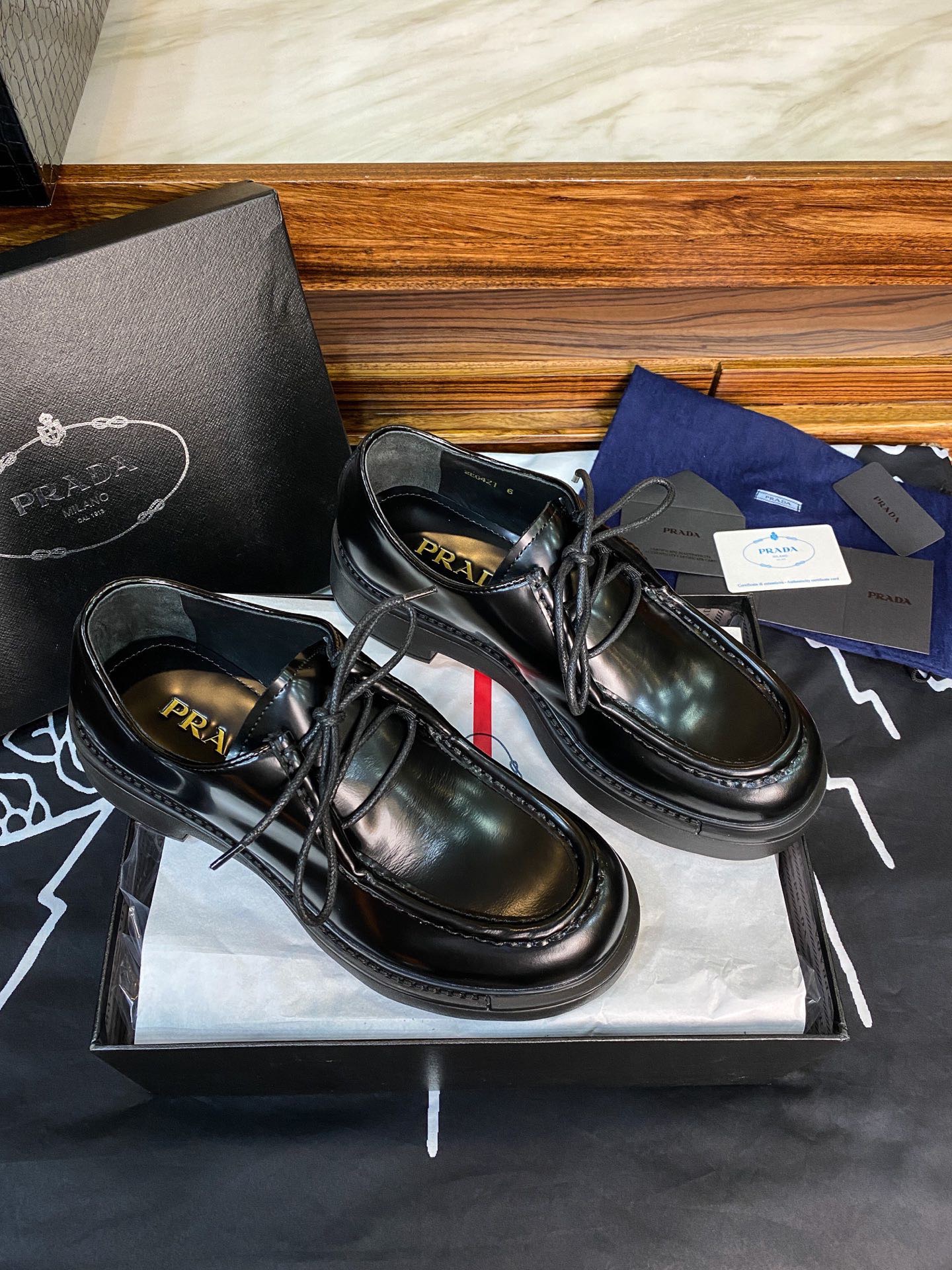 Дерби мужские в стиле Prada из натуральной гладкой кожи с массивной подошвой чёрного цвета