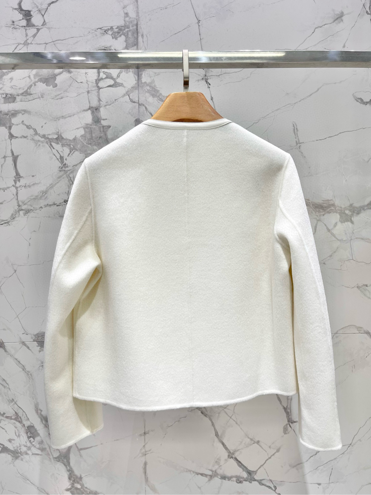 Жакет женский в стиле Hermès с вышивкой и кожаной отделкой, белого цвета