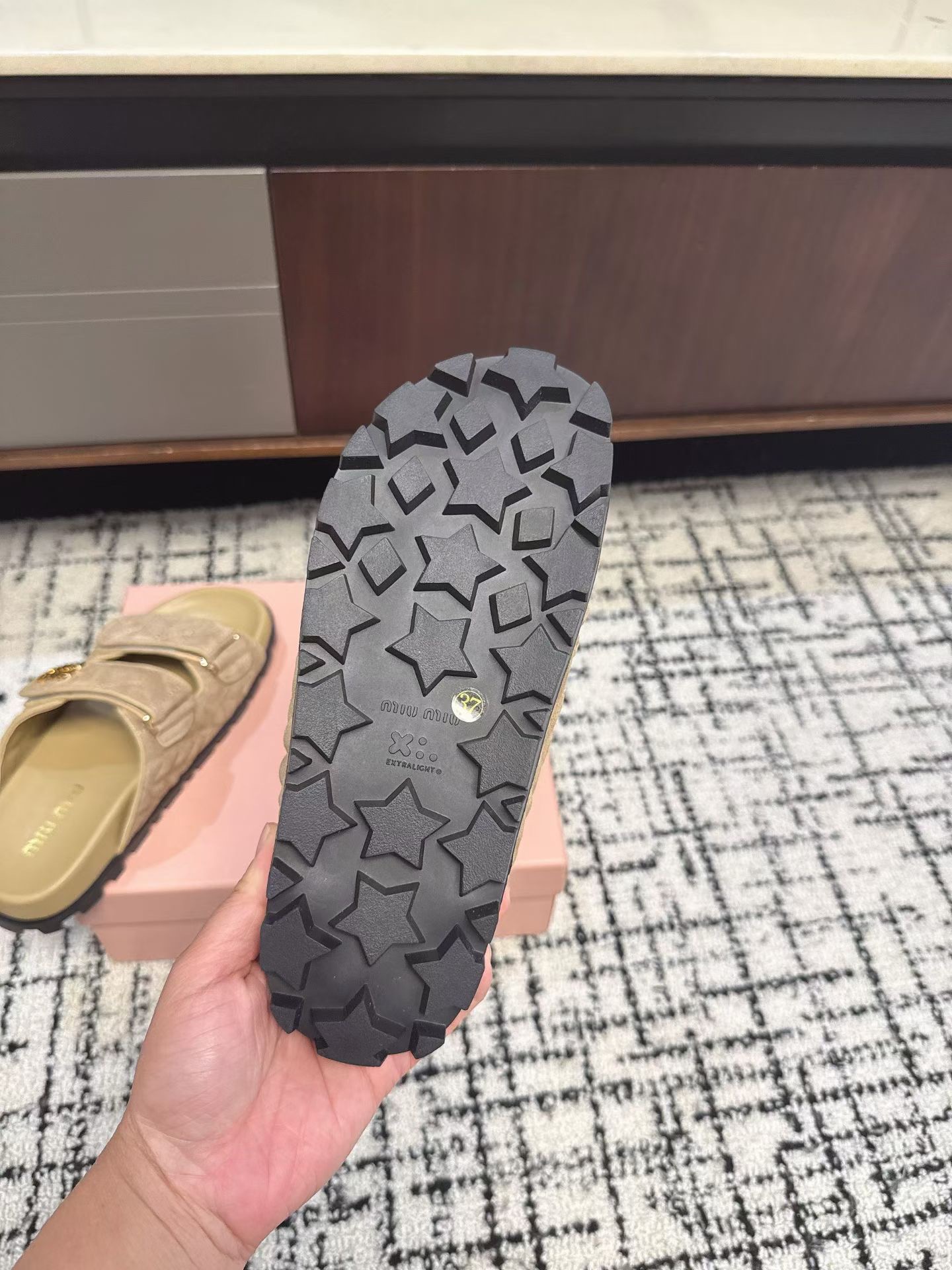 Шлёпанцы женские в стиле Miu Miu бежевого цвета