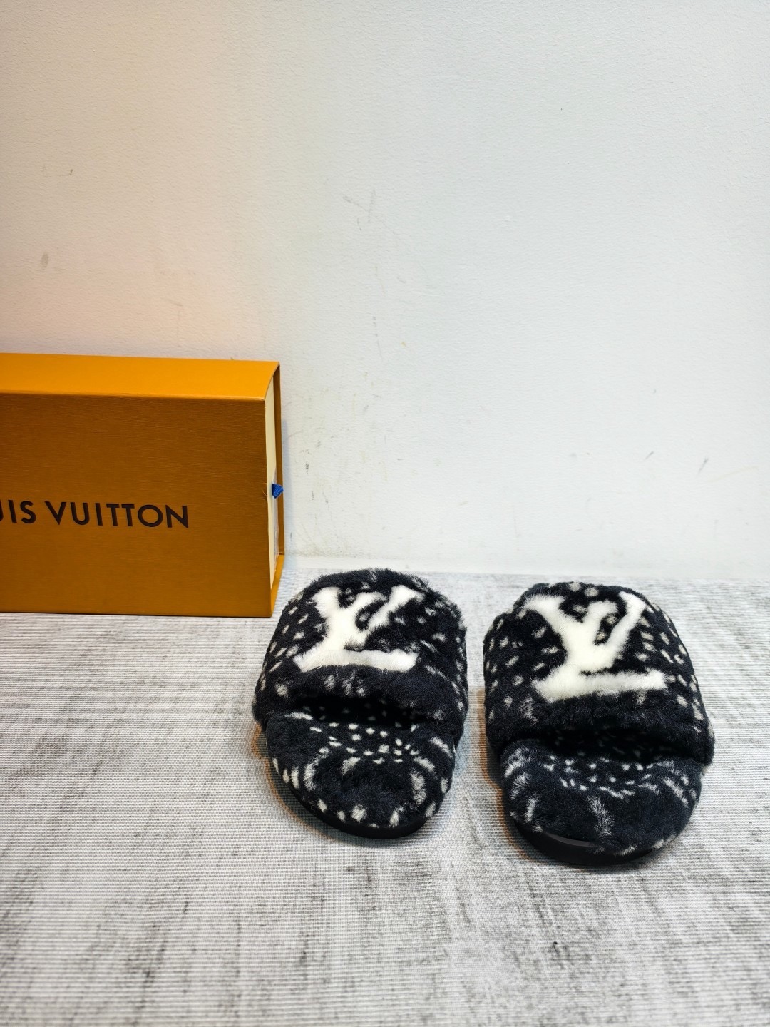 Шлепанцы женские Louis Vuitton черного цвета