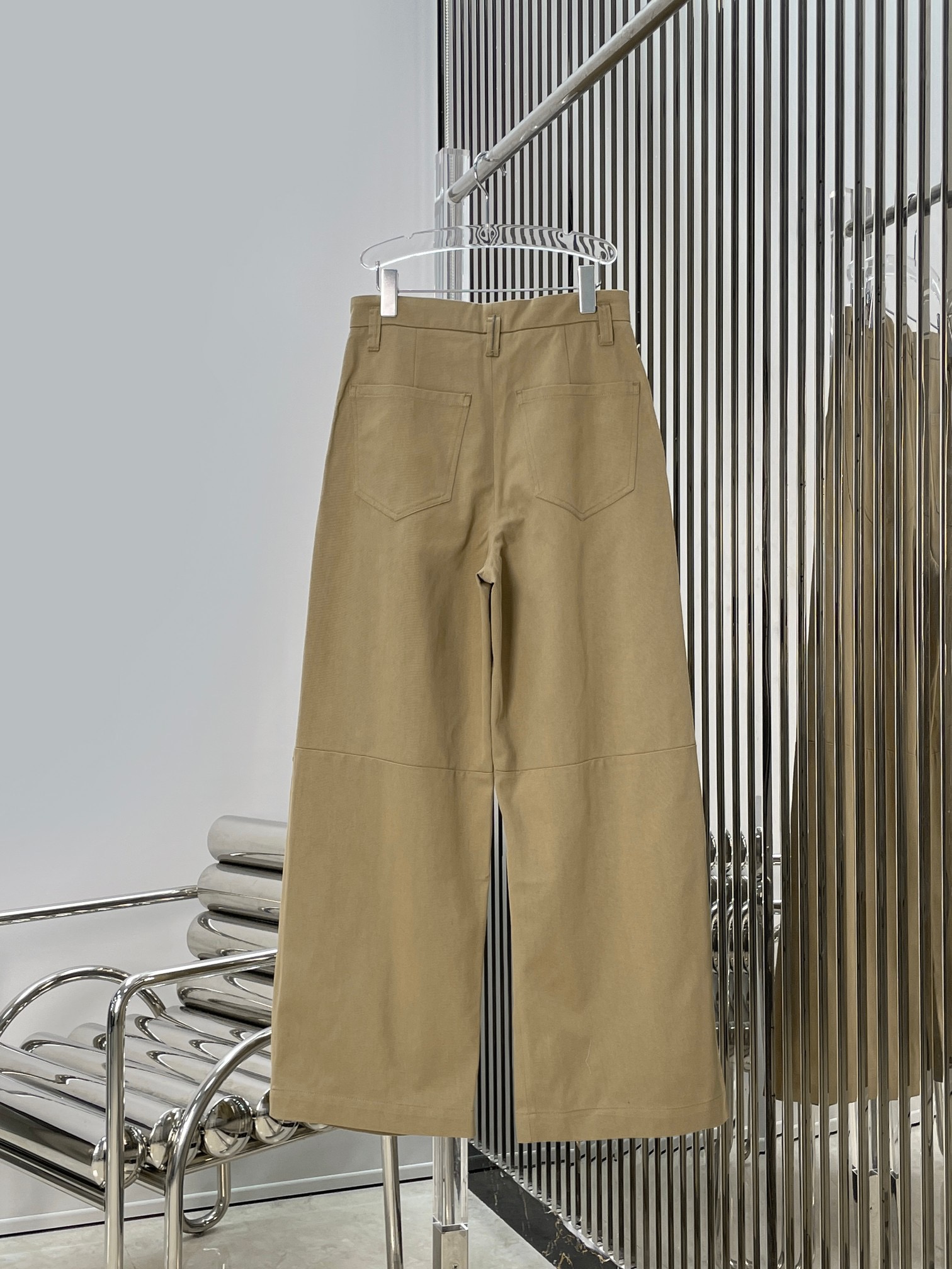 Брюки женские в стиле Brunello Cucinelli из смесовой ткани бежевого цвета с защипами