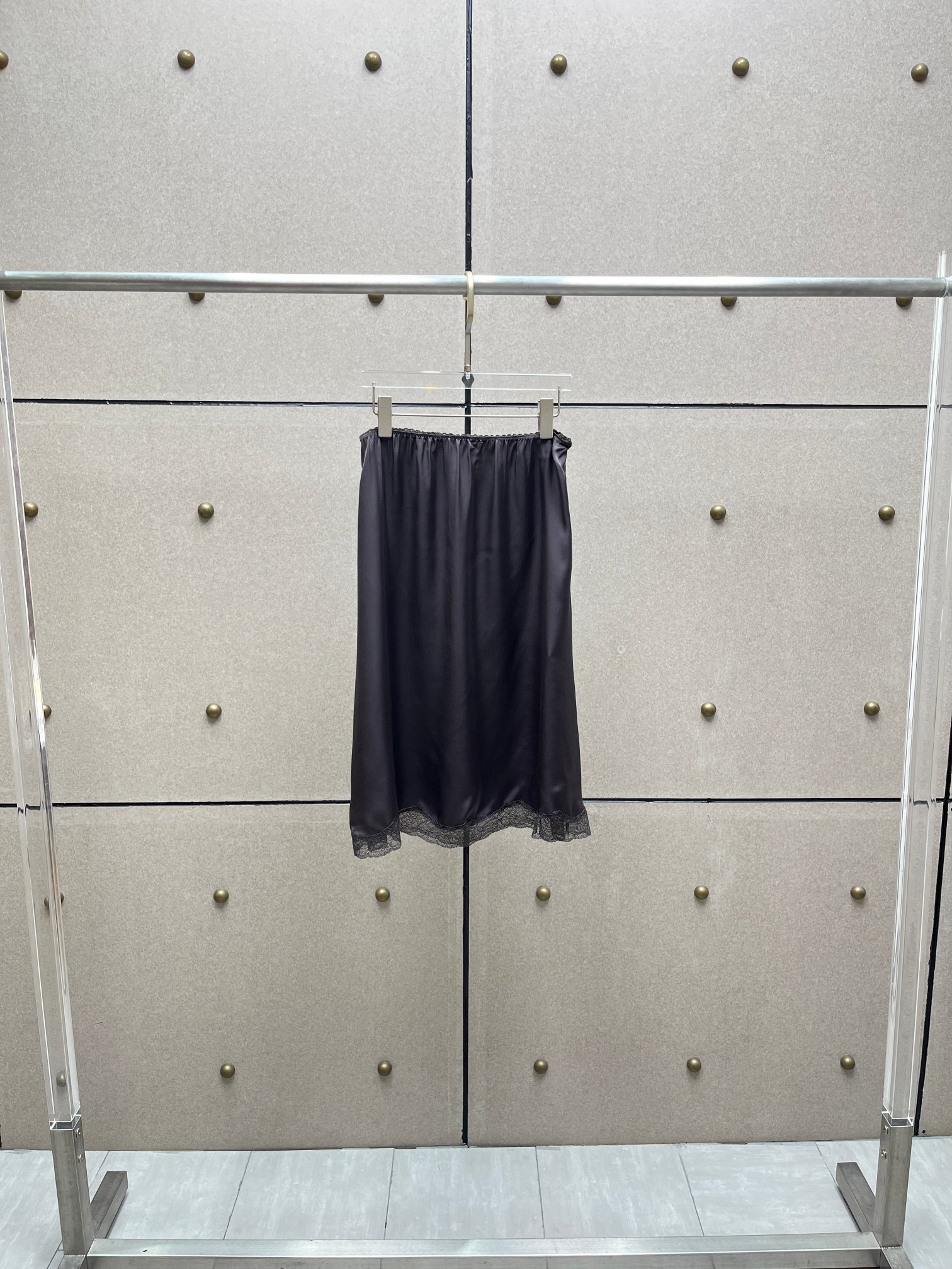 Юбка женская миди из гладкого текстиля графитового цвета с кружевной отделкой