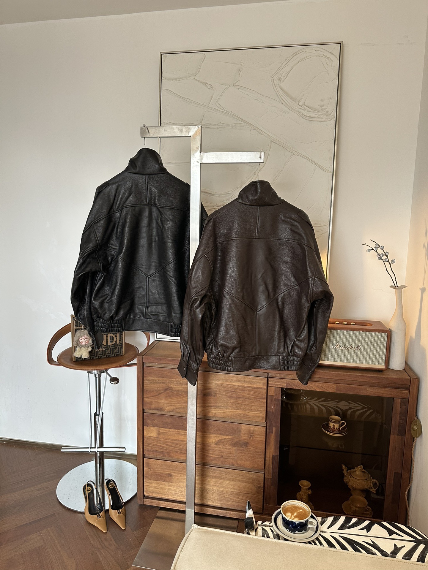 Куртки женские в стиле Saint Laurent из натуральной кожи коричневого и чёрного цвета укороченная с эластичным поясом