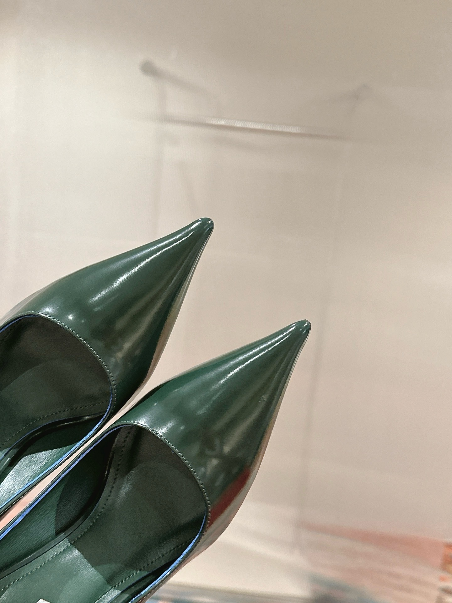 Туфли женские Prada на высоком устойчивом каблуке зелёного цвета