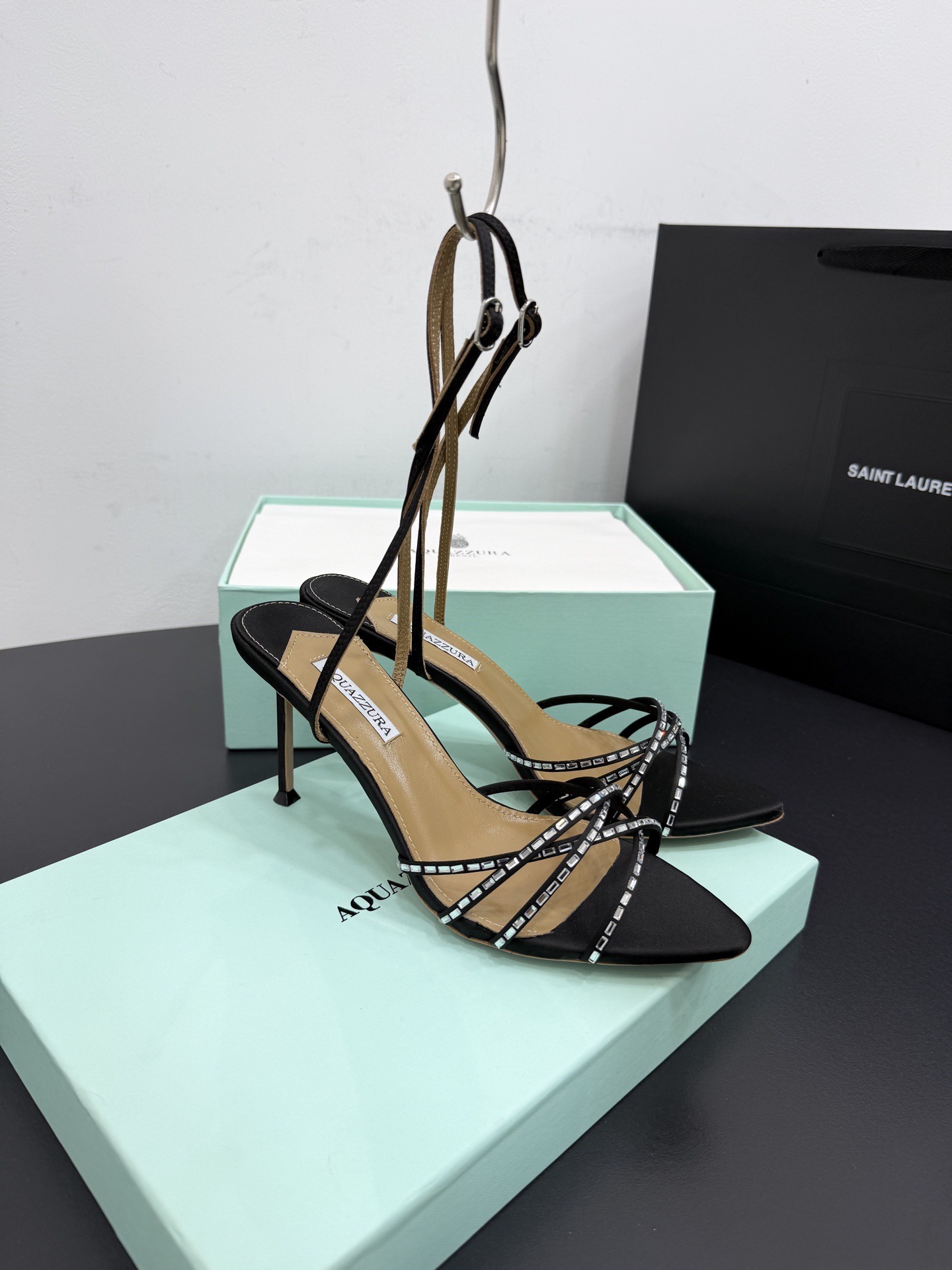 Босоножки женские Aquazzura черного цвета