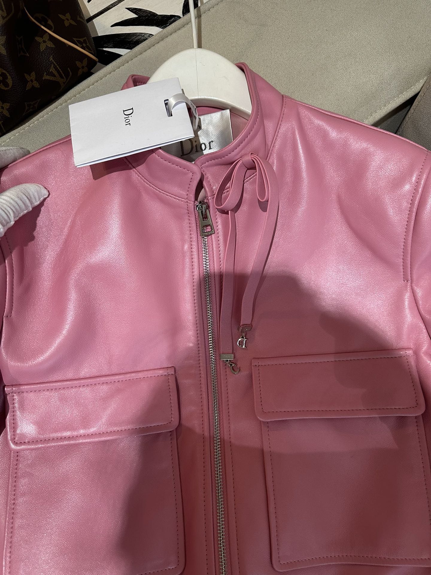 Куртка женская в стиле Dior из натуральной кожи розового цвета укороченная с воротником-стойкой