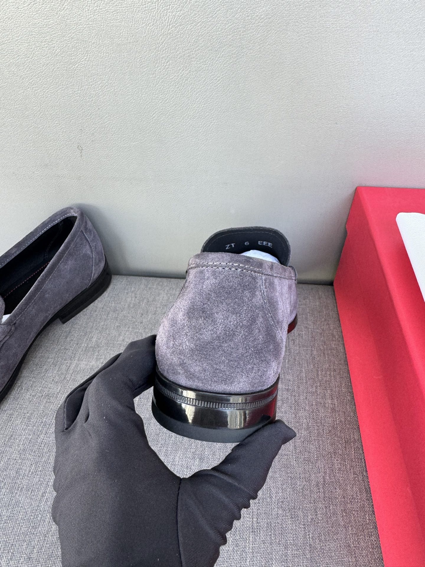 Лоферы мужские в стиле Ferragamo Gancini из натуральной замши серого цвета