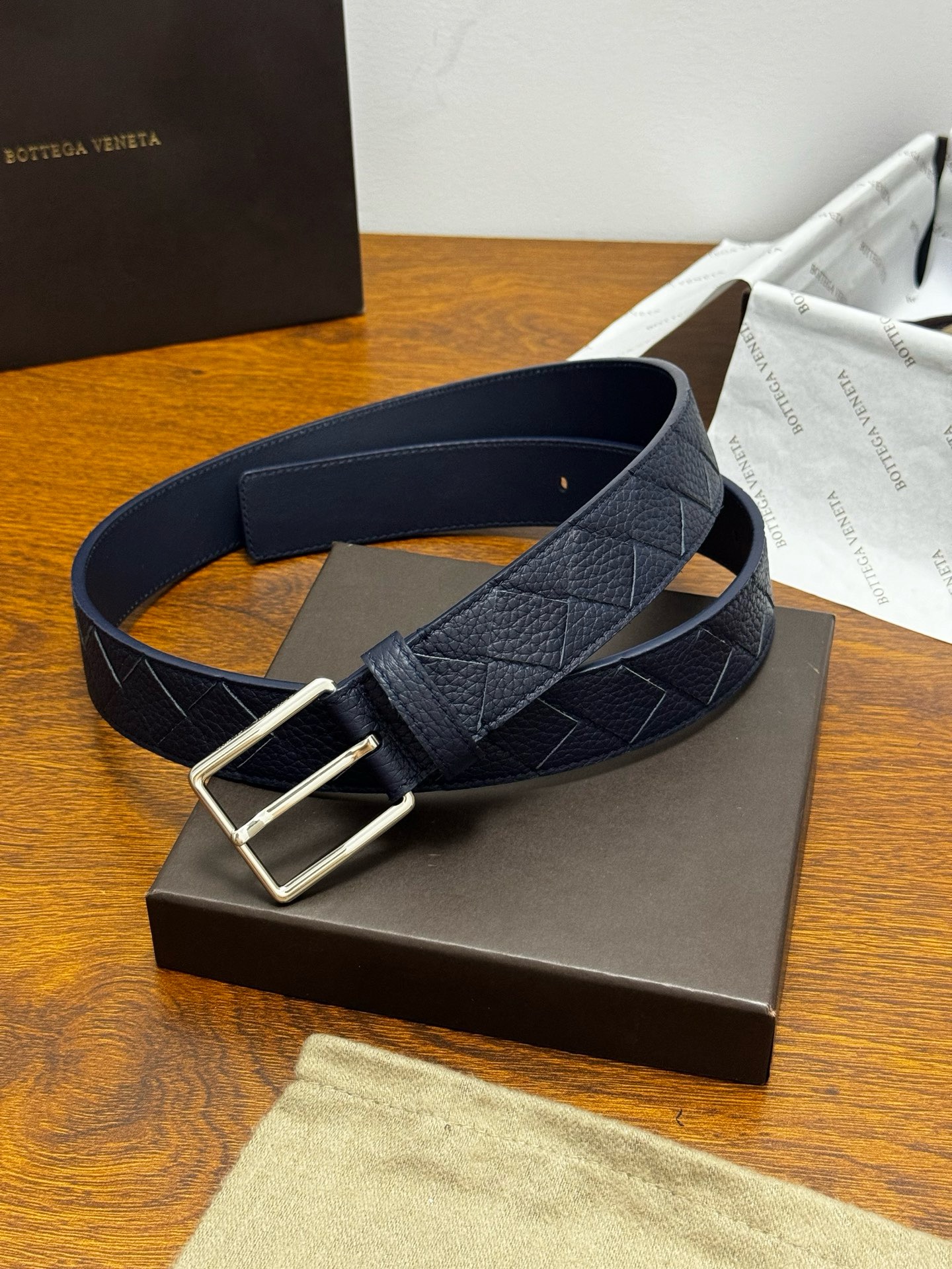 Ремень мужской Bottega Veneta Intrecciato тёмно-синего цвета стальная пряжка