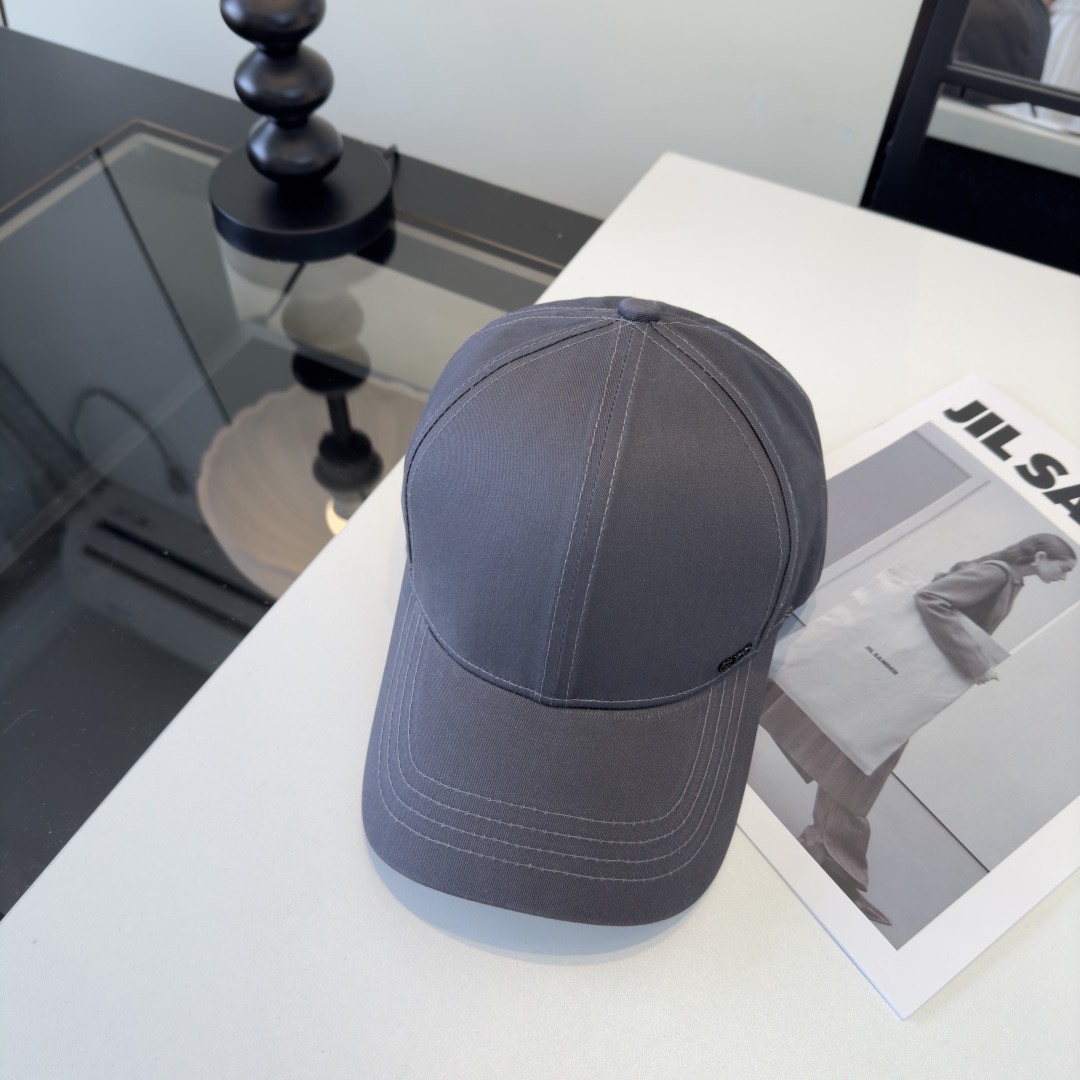 Кепка женская в стиле Gucci из хлопковой ткани серого цвета с логотипом