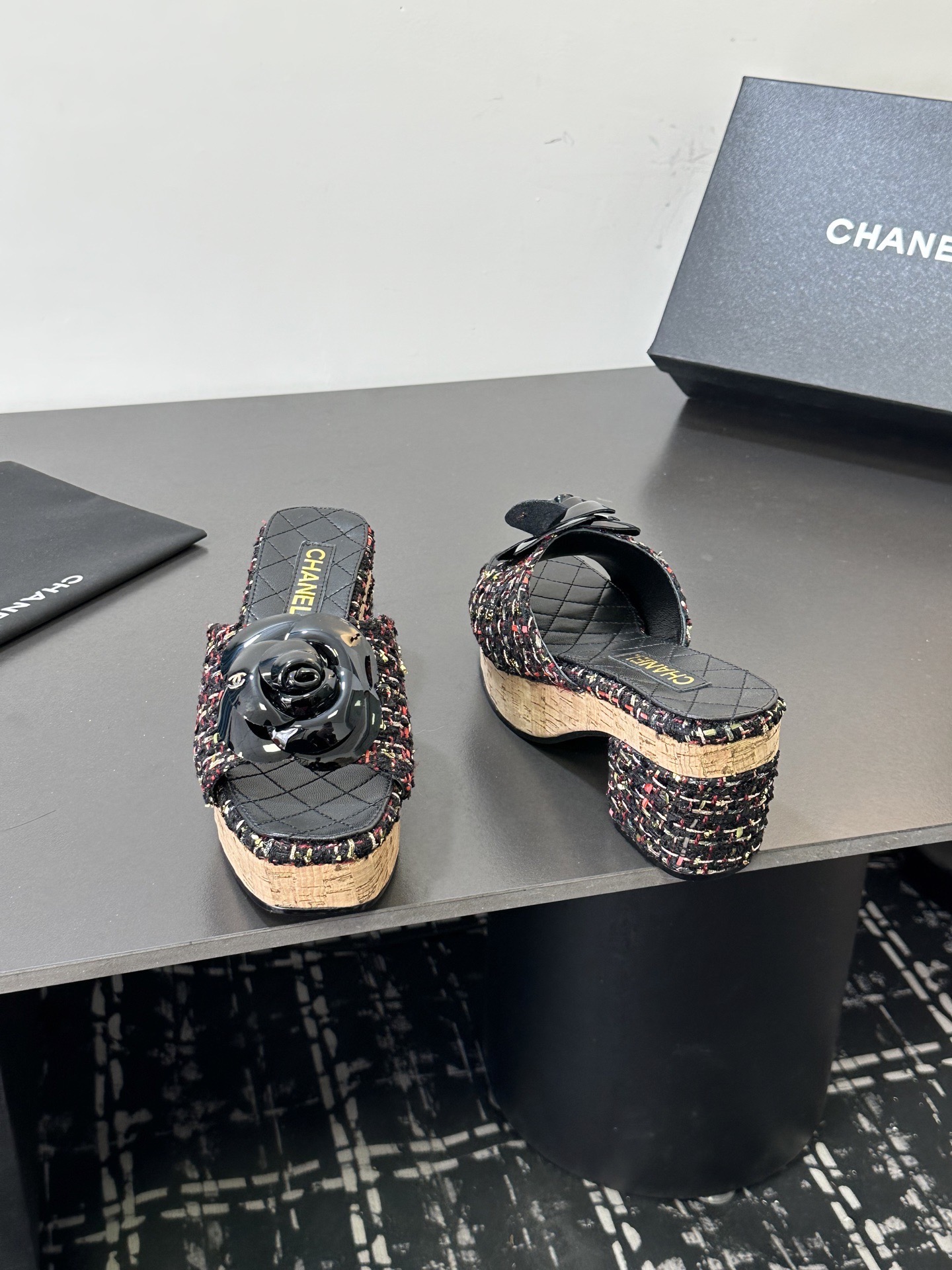 Мюли женские в стиле Chanel с цветком камелии чёрного цвета