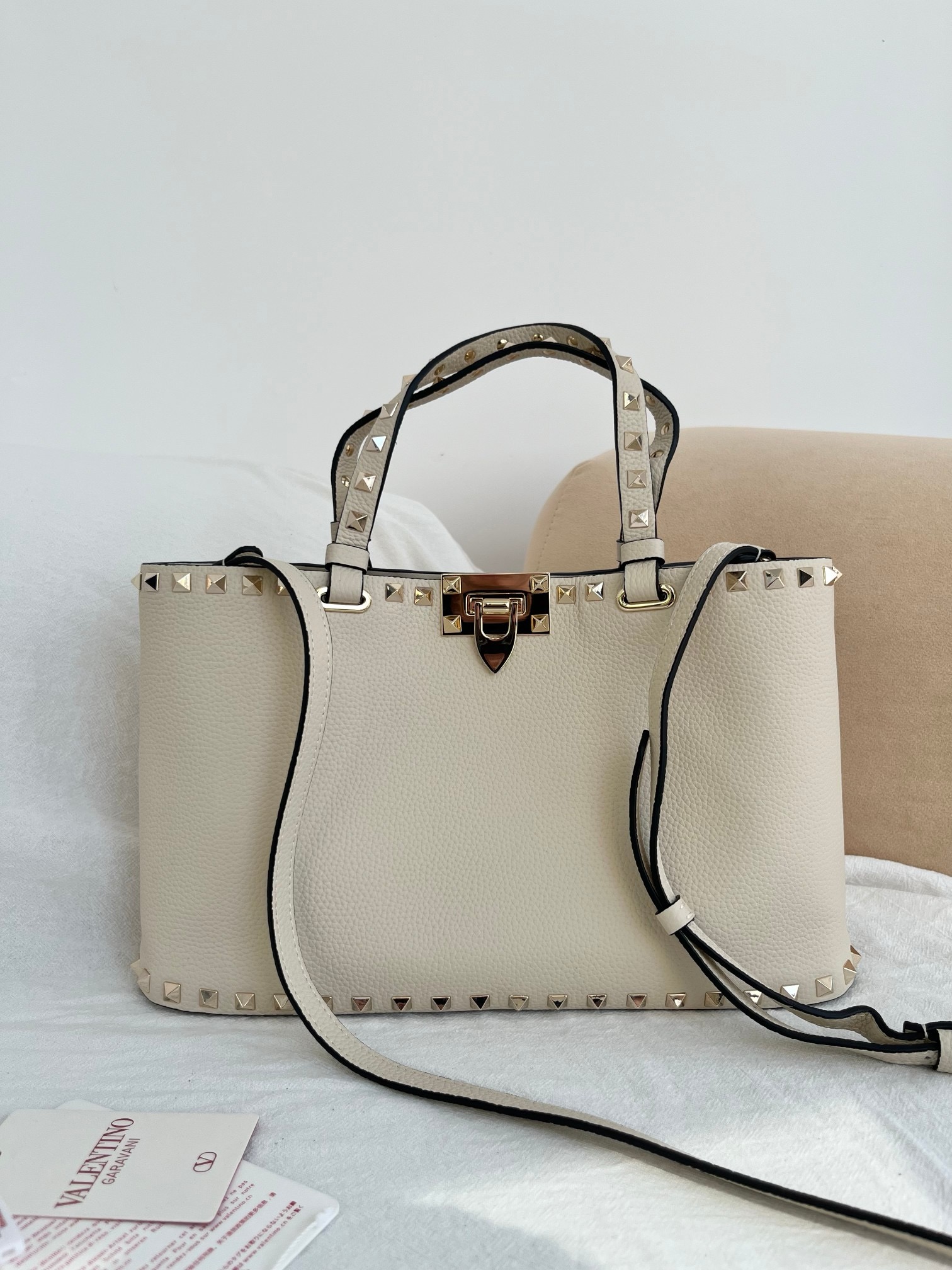 Сумка женская в стиле Valentino Garavani Rockstud молочного цвета