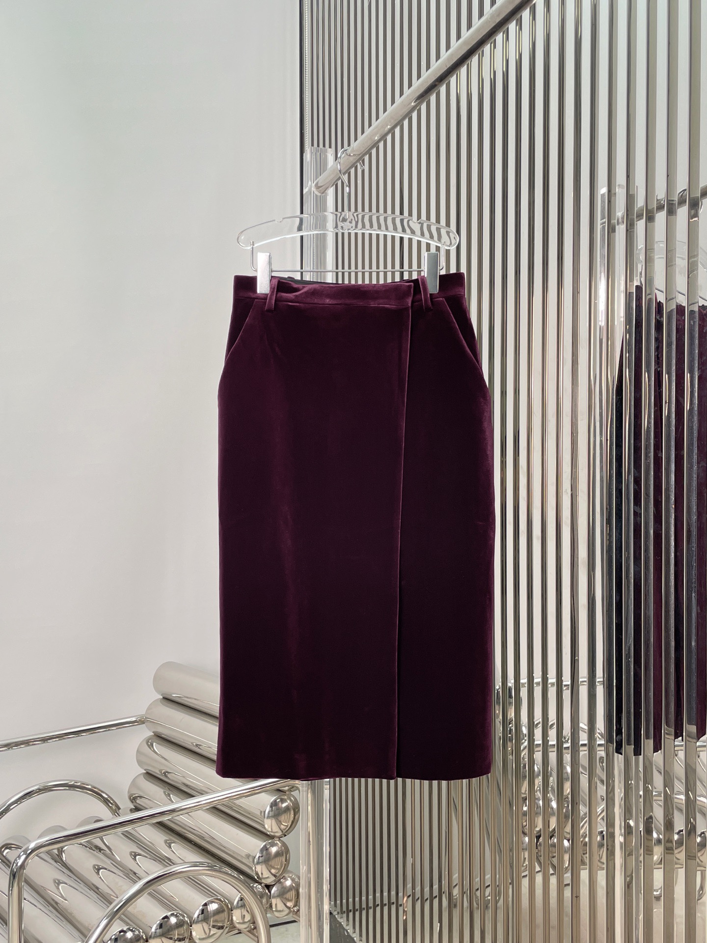 Юбка женская в стиле Yves Saint Laurent из бархата чёрного и бордового цвета с прямым силуэтом