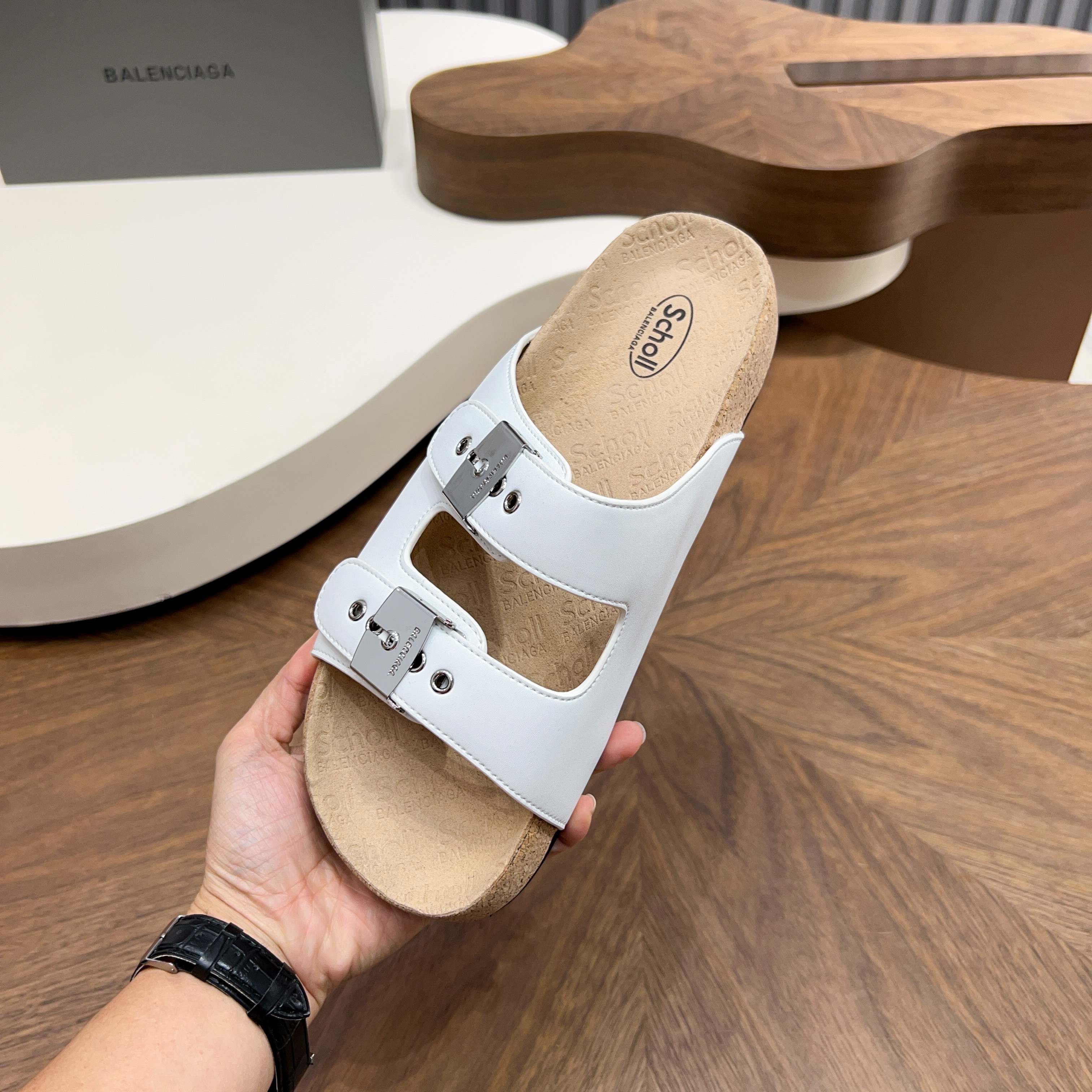 Сандалии мужские в стиле Balenciaga с пробковой подошвой белого цвета