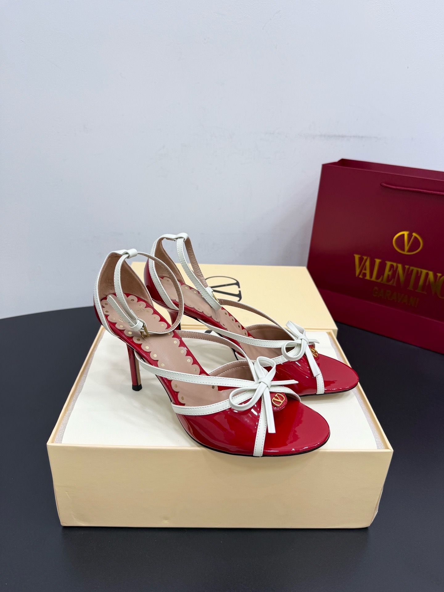 Босоножки женские в стиле Valentino Garavani красного цвета