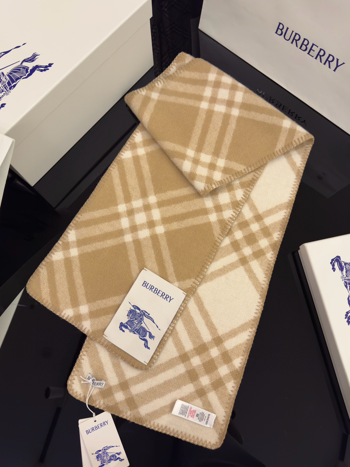 Шарф унисекс в стиле Burberry двусторонний из мягкой шерсти с диагональной клеткой бежевого цвета