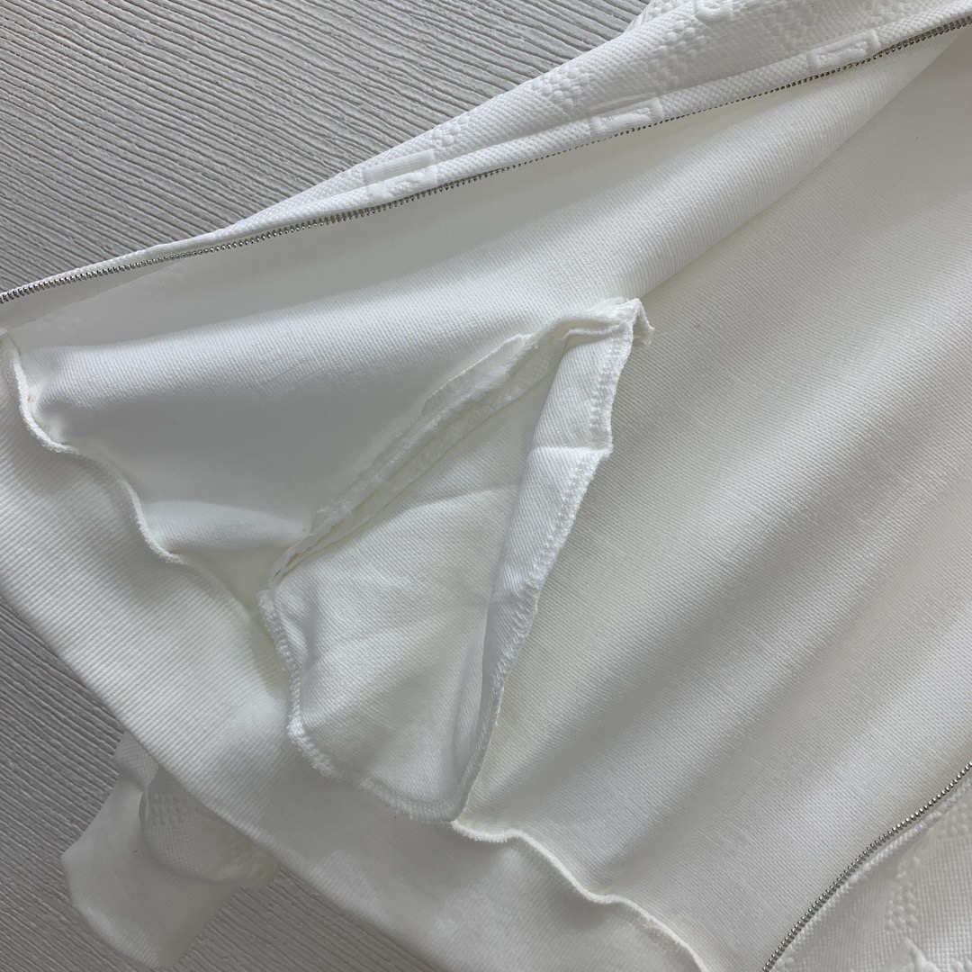 Костюм женский в стиле Dolce & Gabbana с фактурным логотипом: жакет и брюки