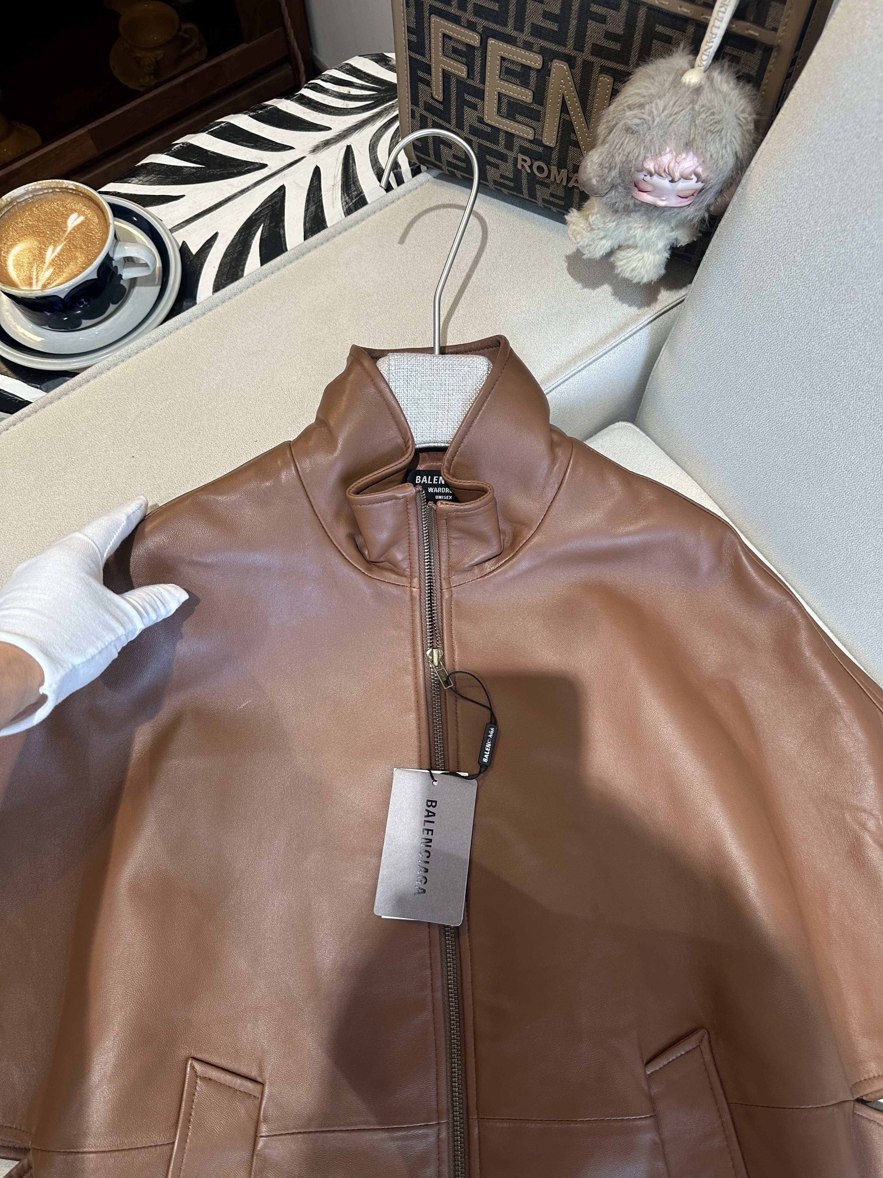Куртка женская в стиле Balenciaga  коричневого цвета с объёмным силуэтом