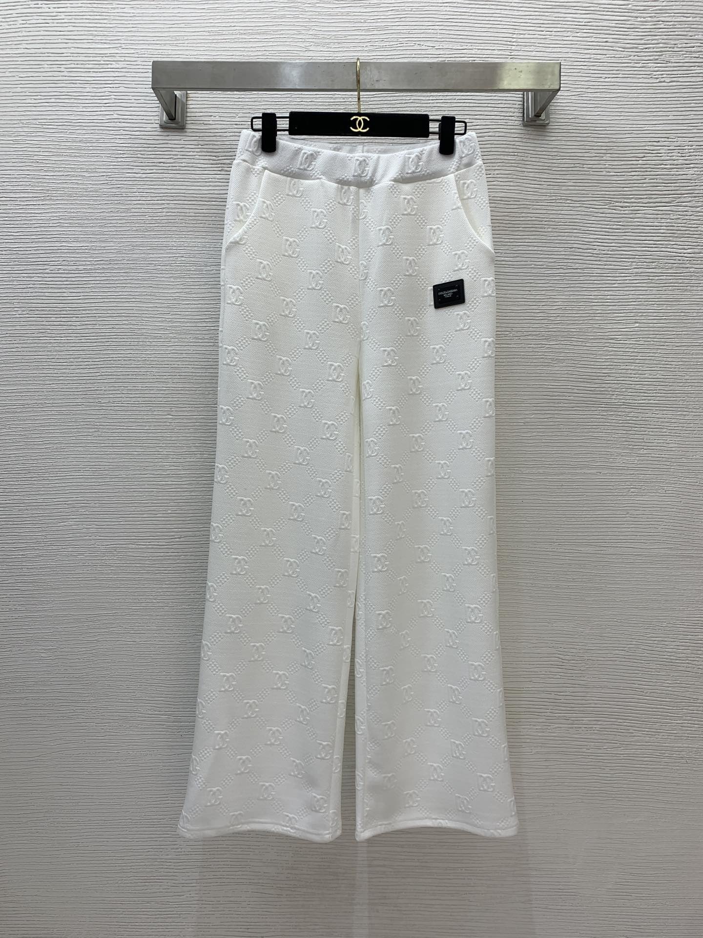 Костюм женский в стиле Dolce & Gabbana с фактурным логотипом: жакет и брюки